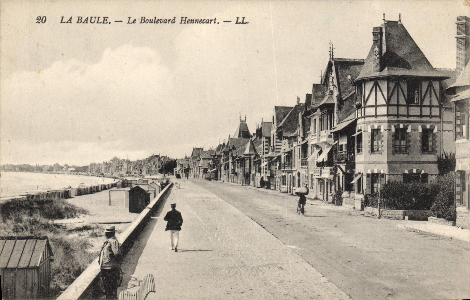 CPA La Baule Le Boulevard Hennecart