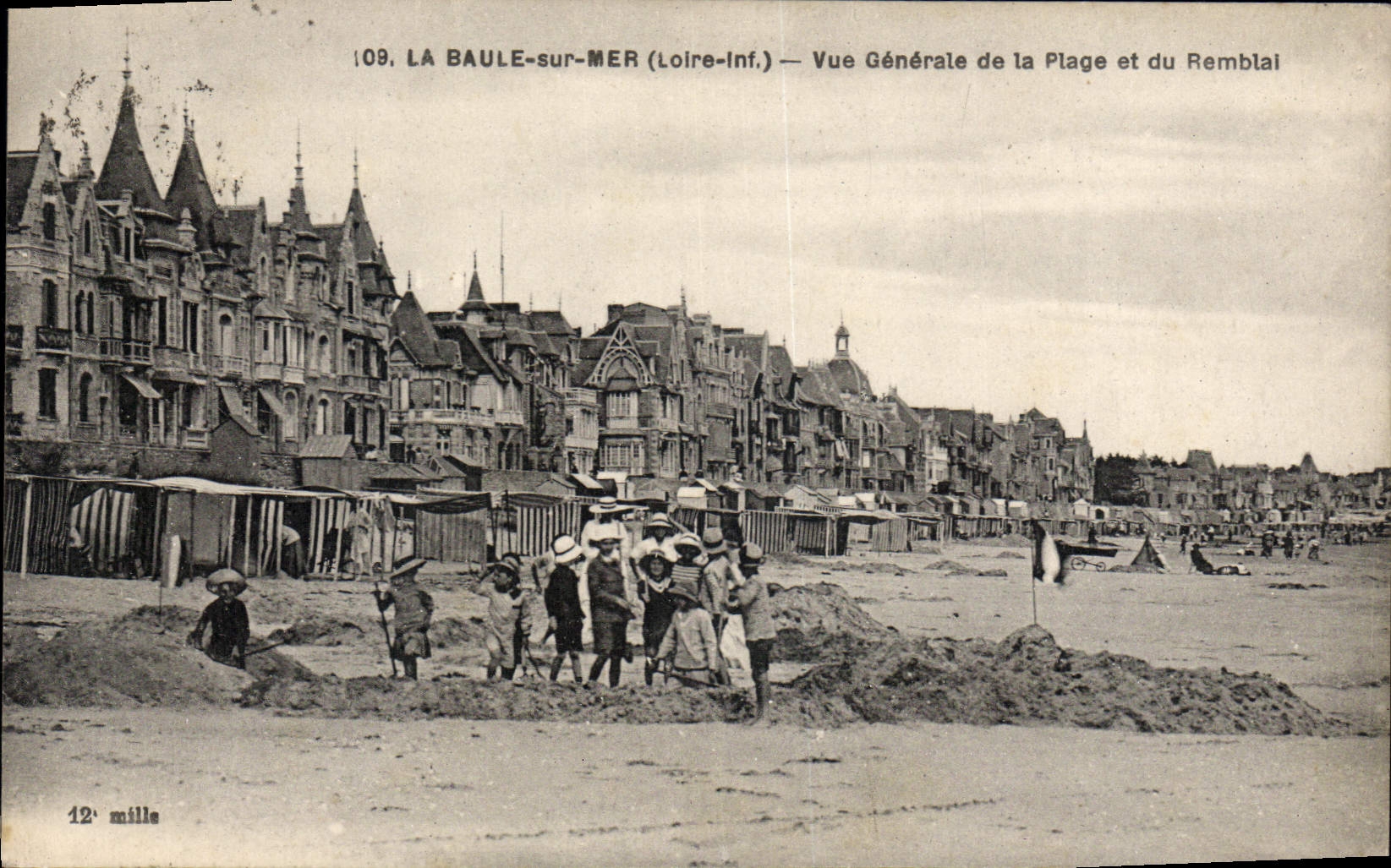 CPA La Baule Sur Mer Vue Generale de la Plage et du Remblai
