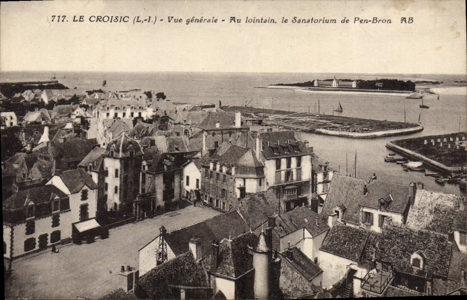 CPA Le Croisic Vue Generale Au Lointain le Sanatorium de Pen Bron