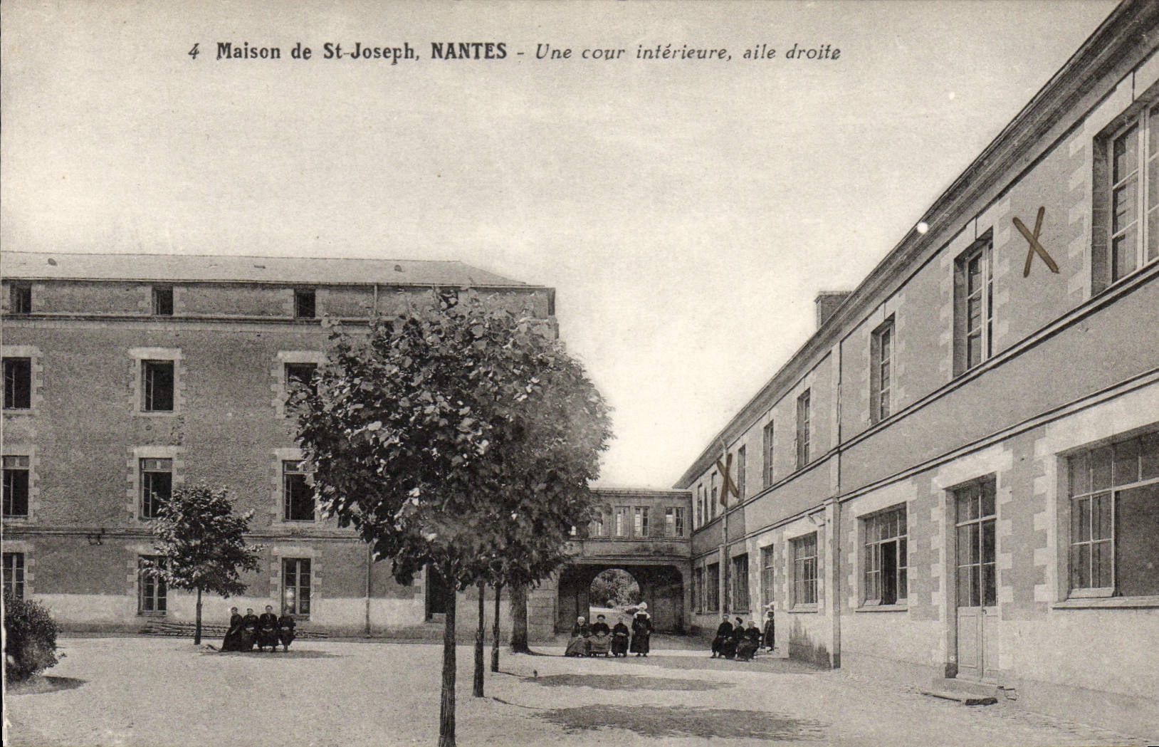 CPA Maison de St joseph Nantes Une Cour interieure aile droite