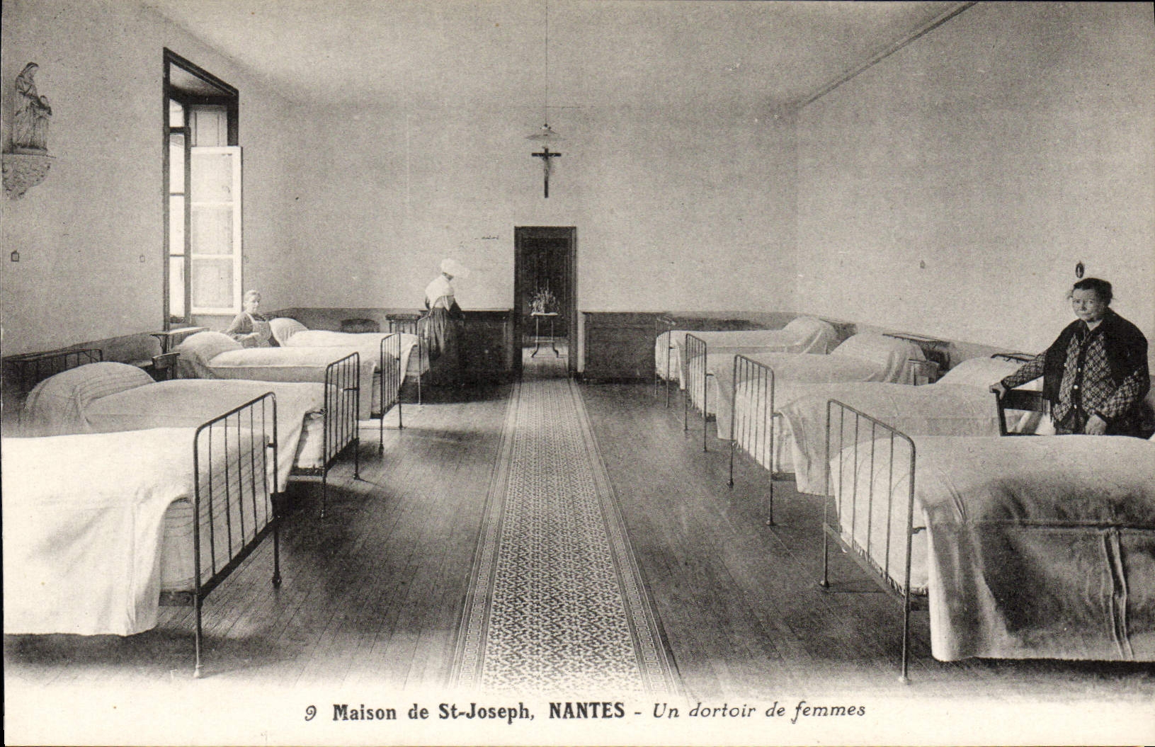 CPA Maison de St Joseph Nantes Un Dortoir de Femmes