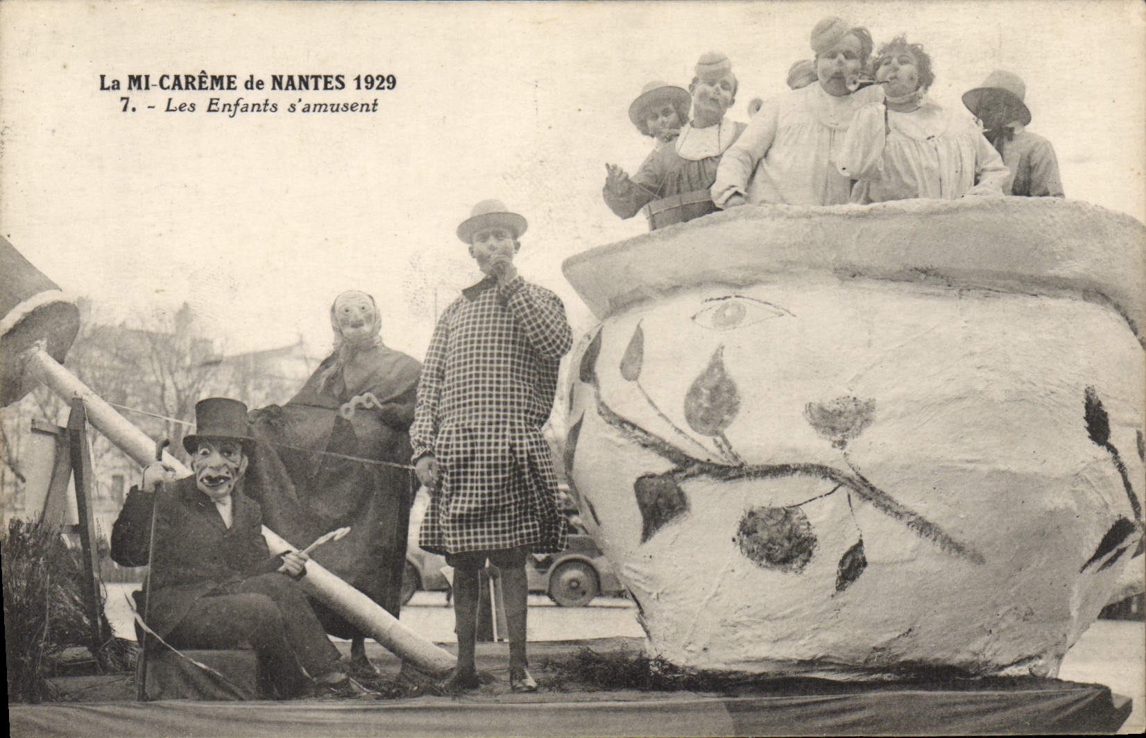 La MI-CARÊME de NANTES 1929 — 7. Les Enfants s'amusent — J. Nozaïs, Nantes