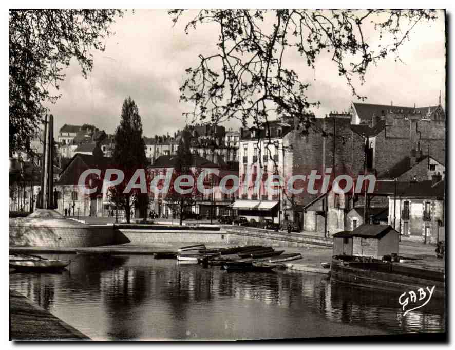 CPA Nantes La Riviere l'Erdre et le Monument erige a la Memoire des Cinquante Otages fusillés par le