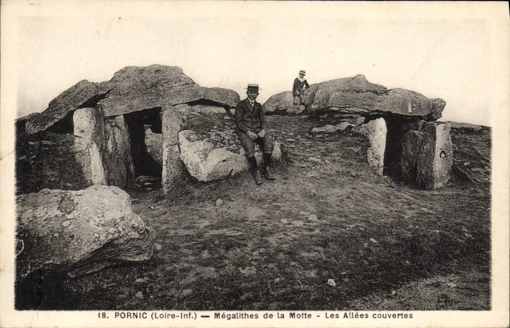 CPA Pornic Megalithes de la motte Les Allees Couvertes