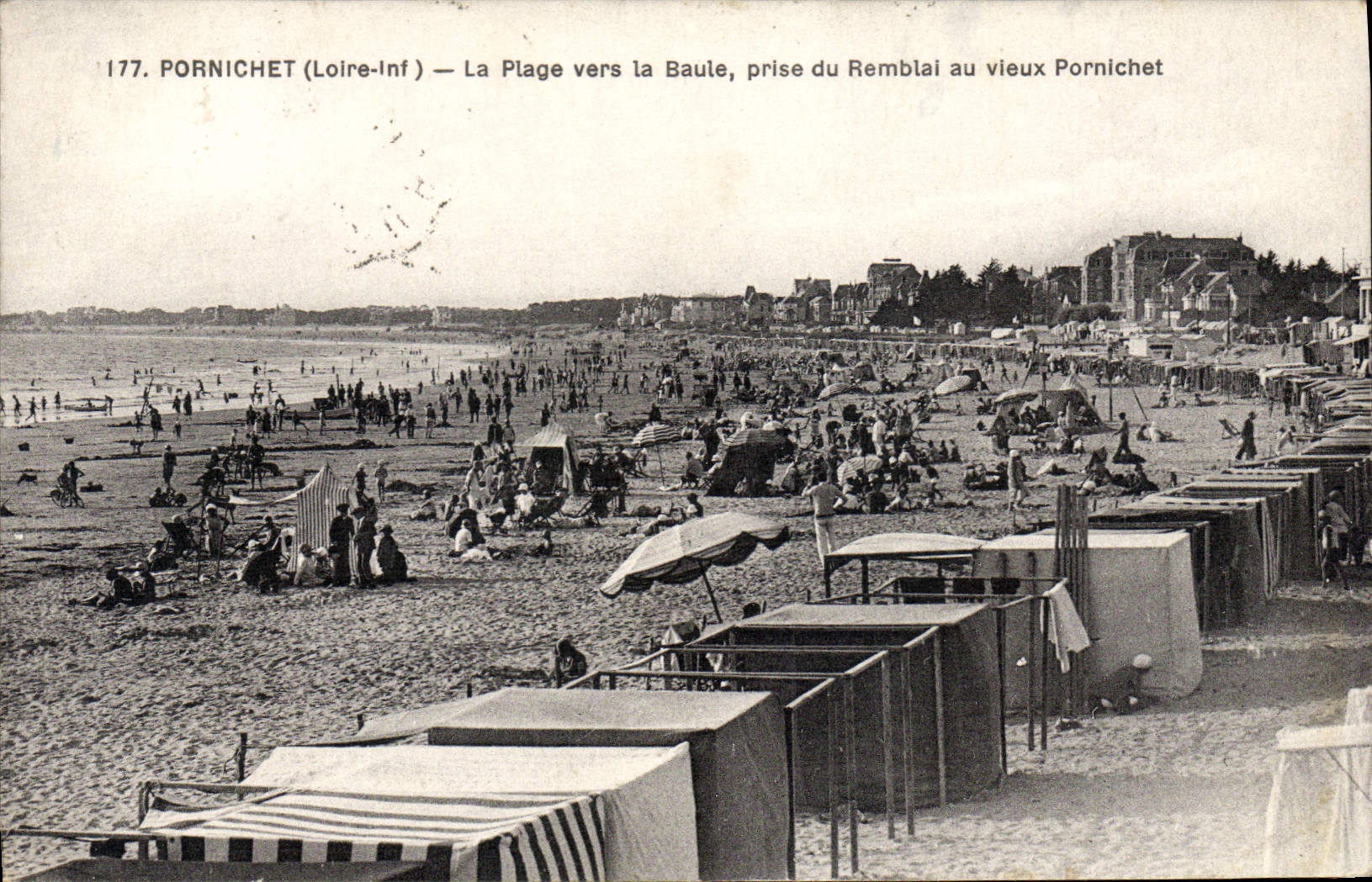 CPA Pornichet La Plage vers la Baule prise du Remblai au Vieux Pornichet