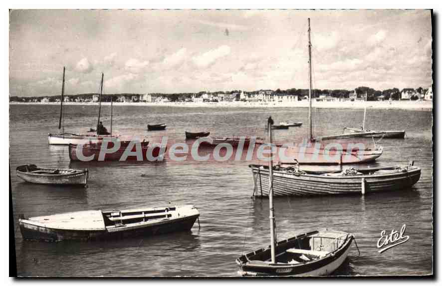 CPA Pornichet Bateaux dans le Port au fond La Plage