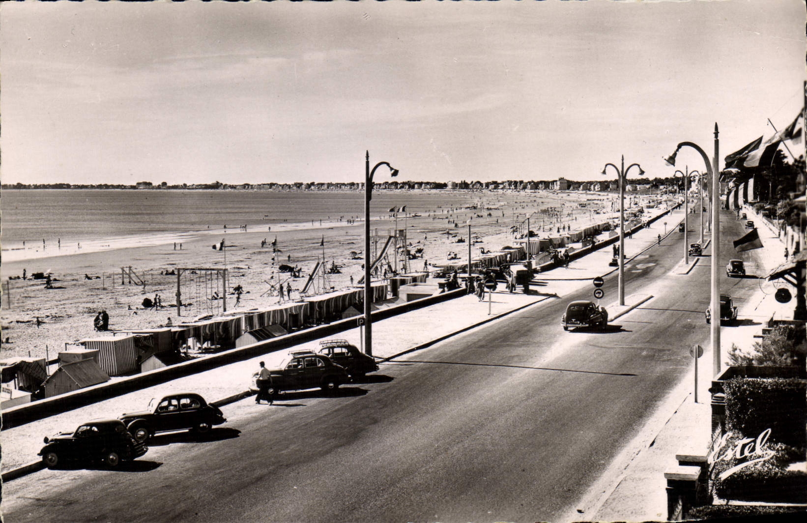 CPA Pornichet Le Remblai La Plage et vue vers La Baule