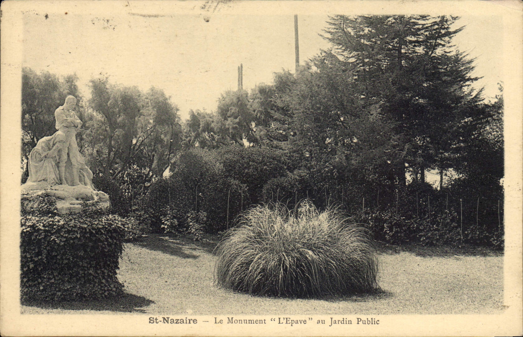 CPA Saint Nazaire Le Monument L'Epave