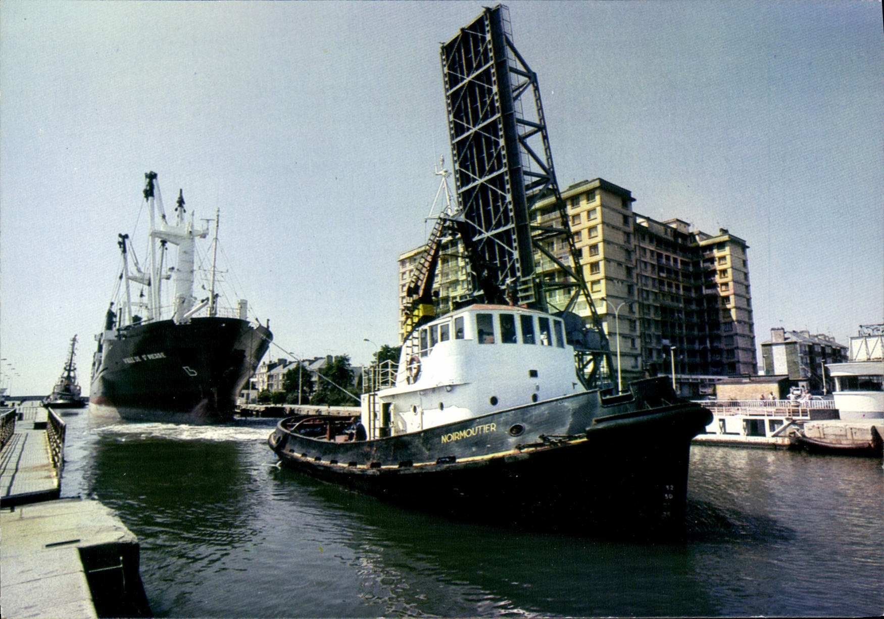 CPSM Saint Nazaire Dans Le Chenal Du Port remorqueur Noirmoutier