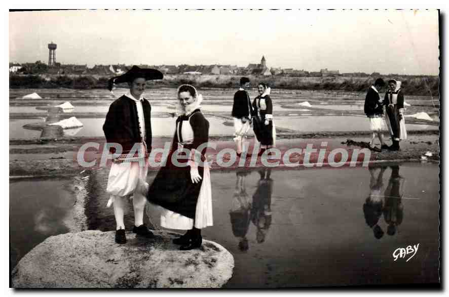 CPA Paludiers En Costume Sur Les Marais Salants
