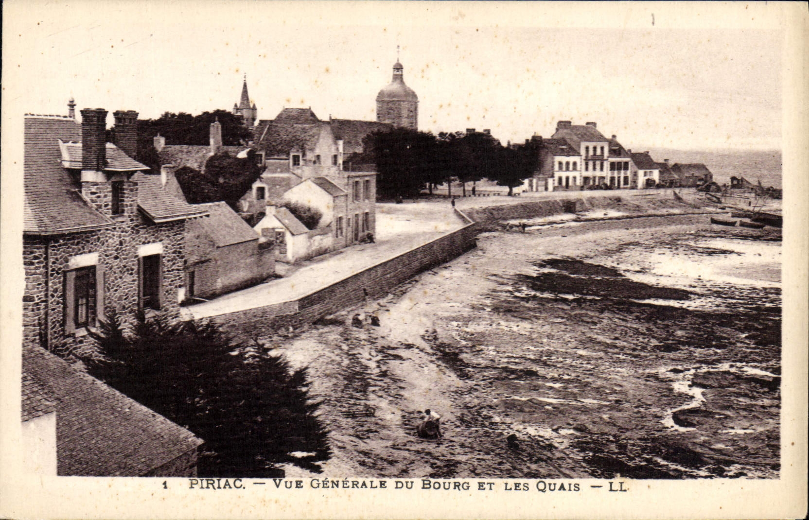 CPA Piriac Vue Generale Du Bourg Et Les Quais