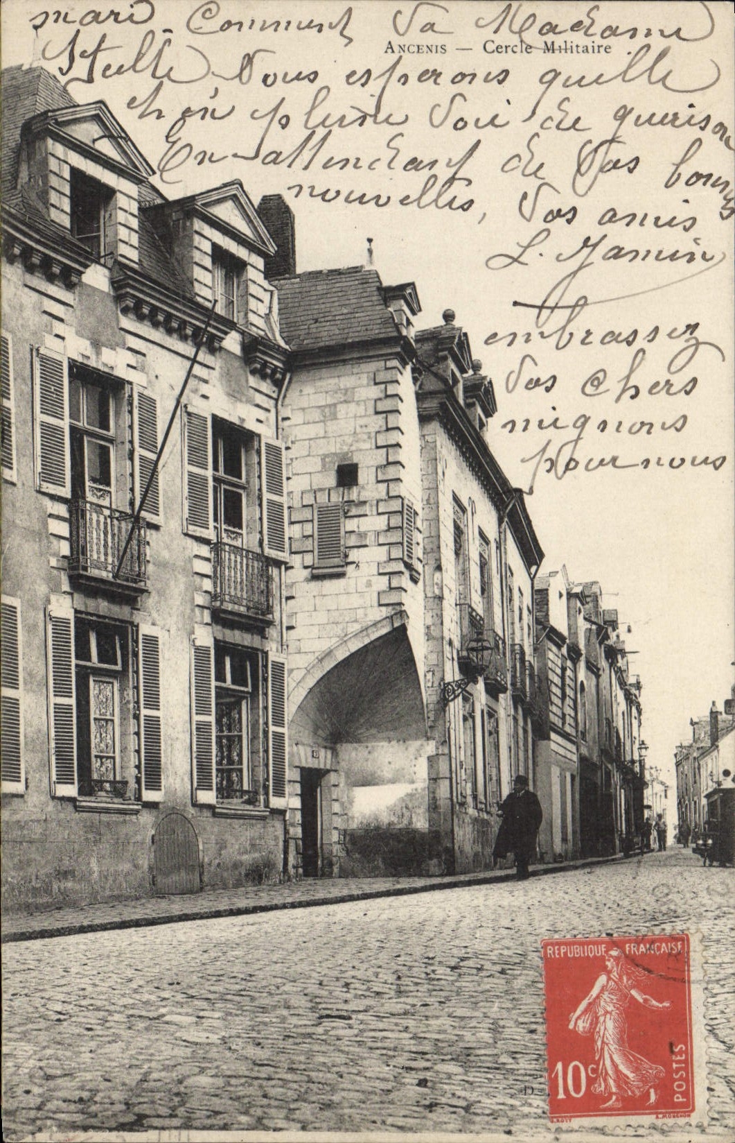 Ancenis — Cercle Militaire — vue de rue avec arc et bâtiments