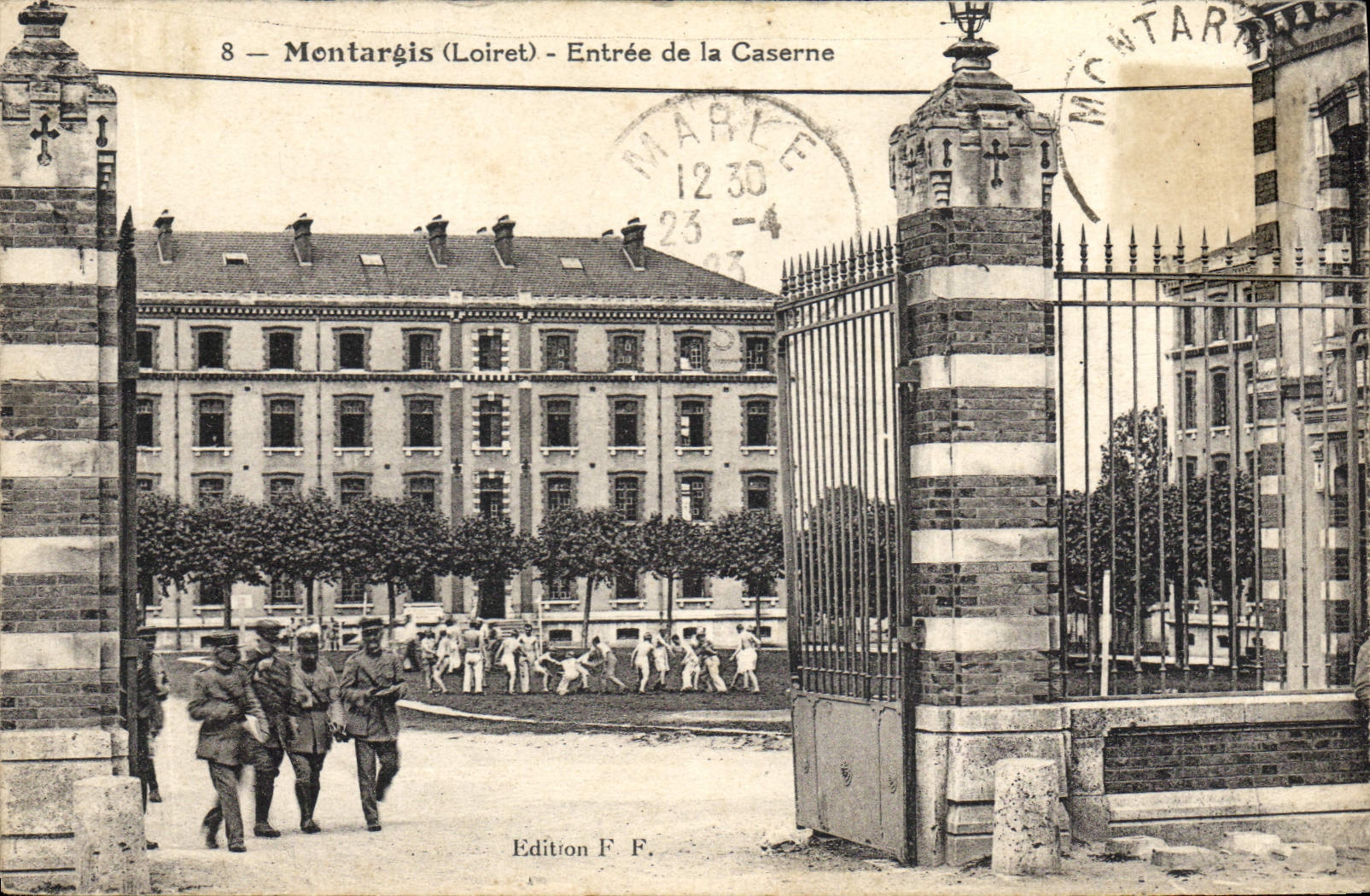 CPA Montargis Entree De La Caserne