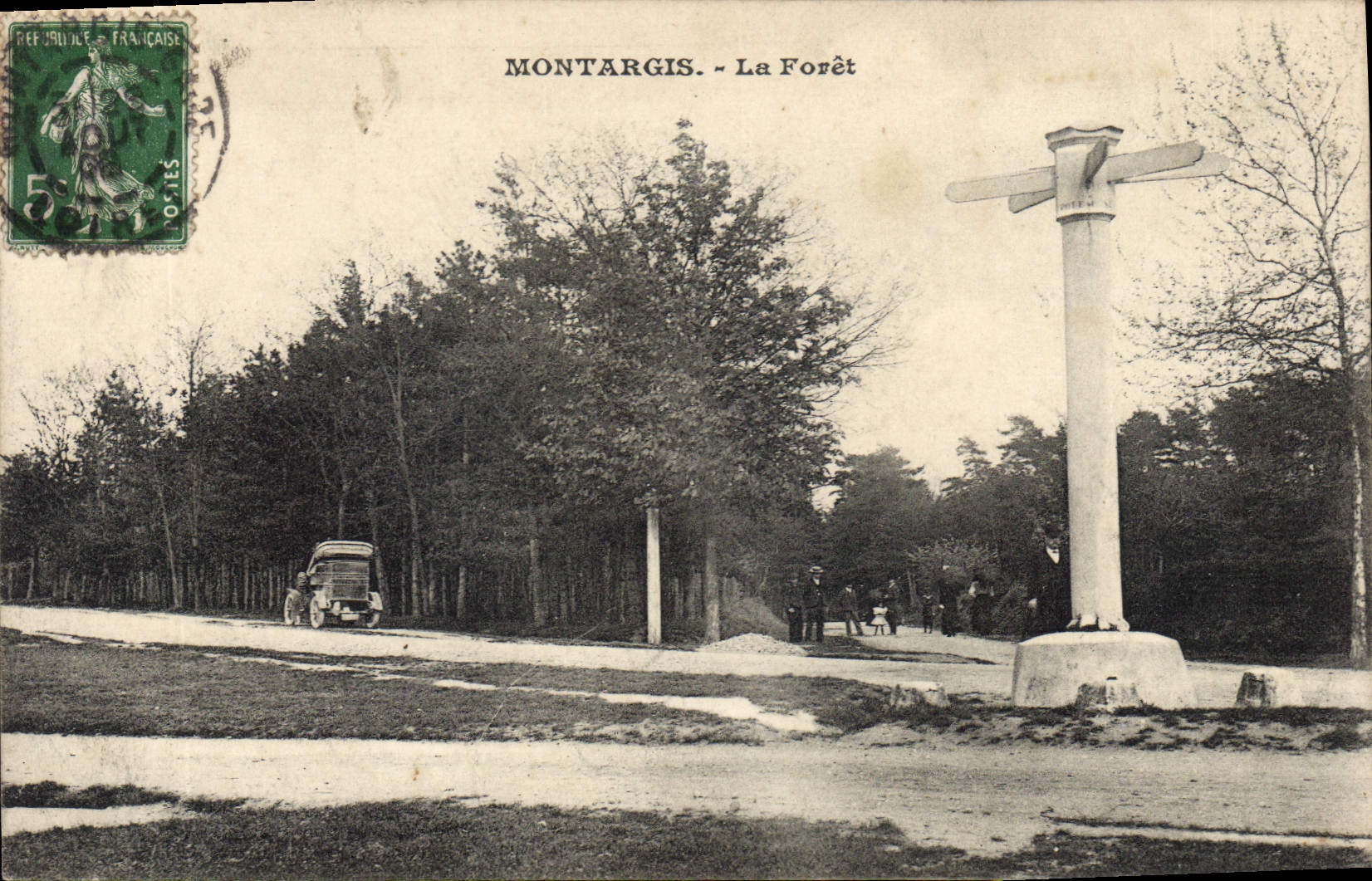 Montargis - La Forêt — Croix monumentale et voiture ancienne