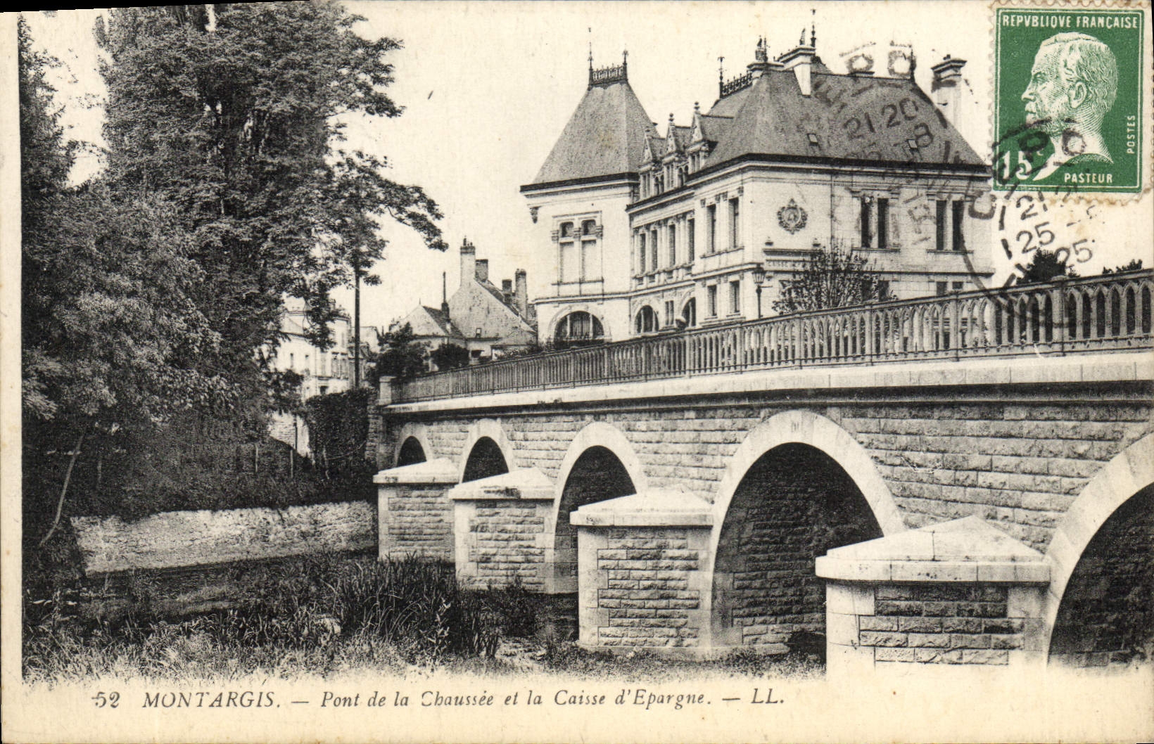 Montargis — Pont de la Chaussée et la Caisse d'Épargne — LL.