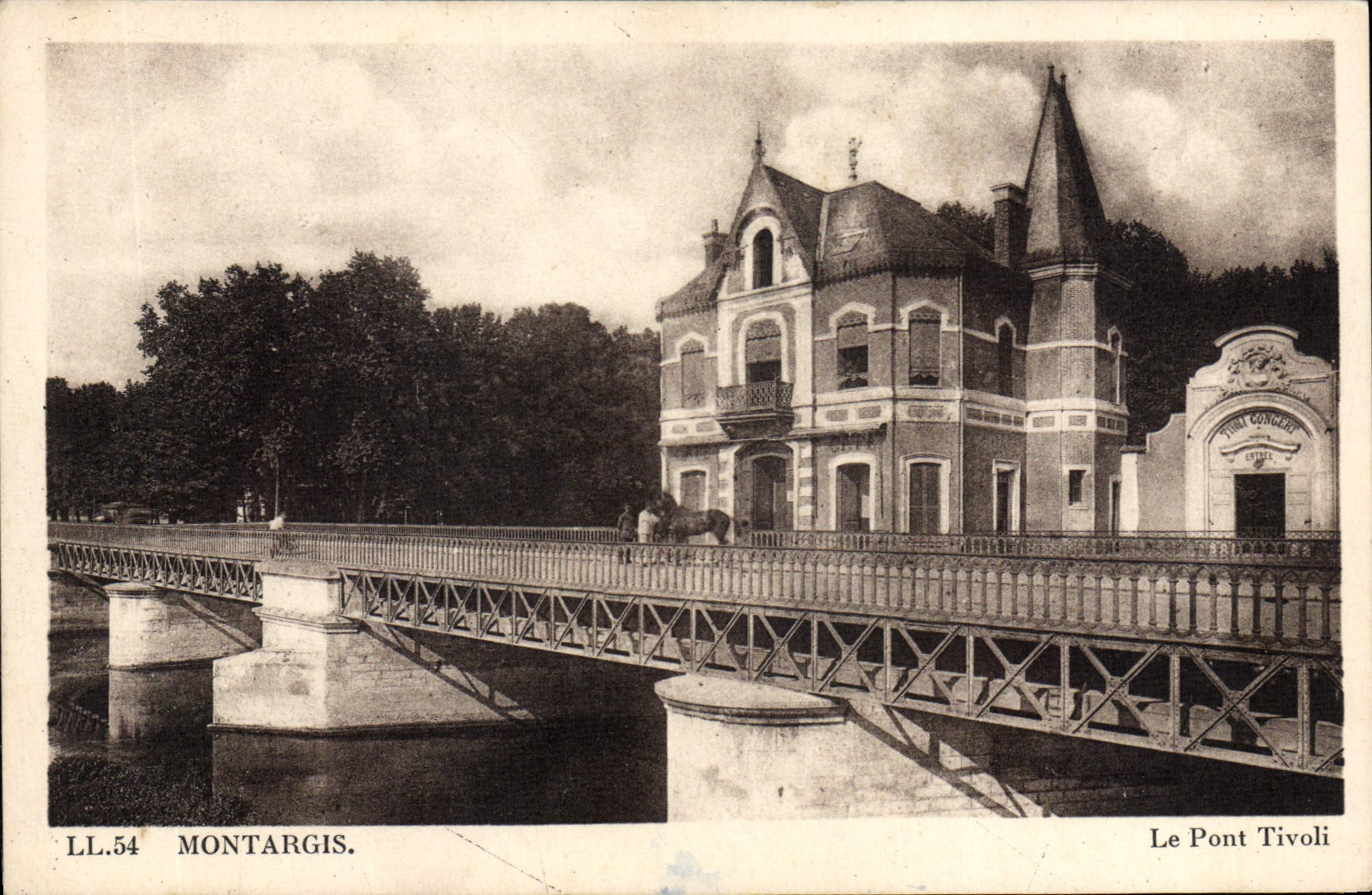 CPA Montargis Le Pont Tivoli