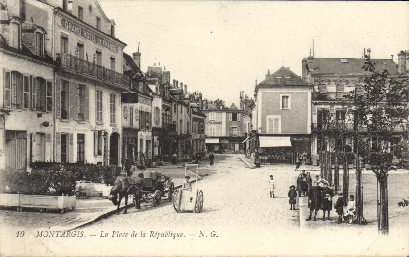 Montargis — La Place de la République — N.G.