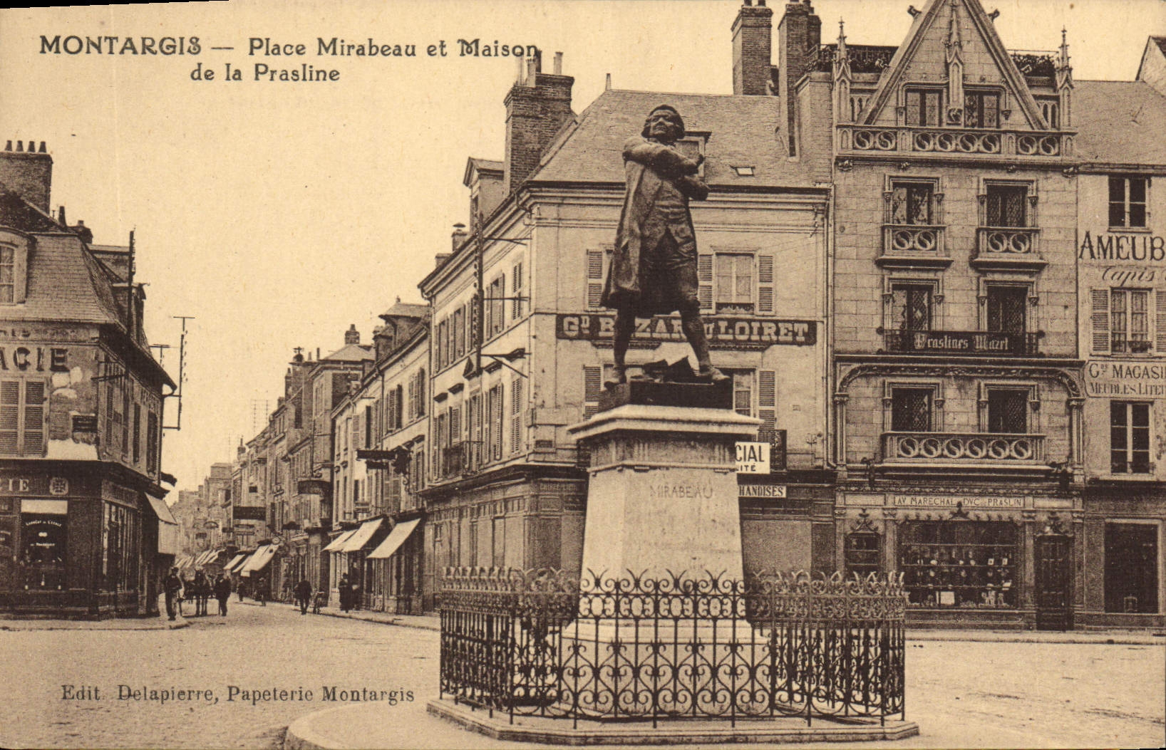 Montargis — Place Mirabeau et Maison de la Prasline — Edit. Delapierre, Papeterie Montargis
