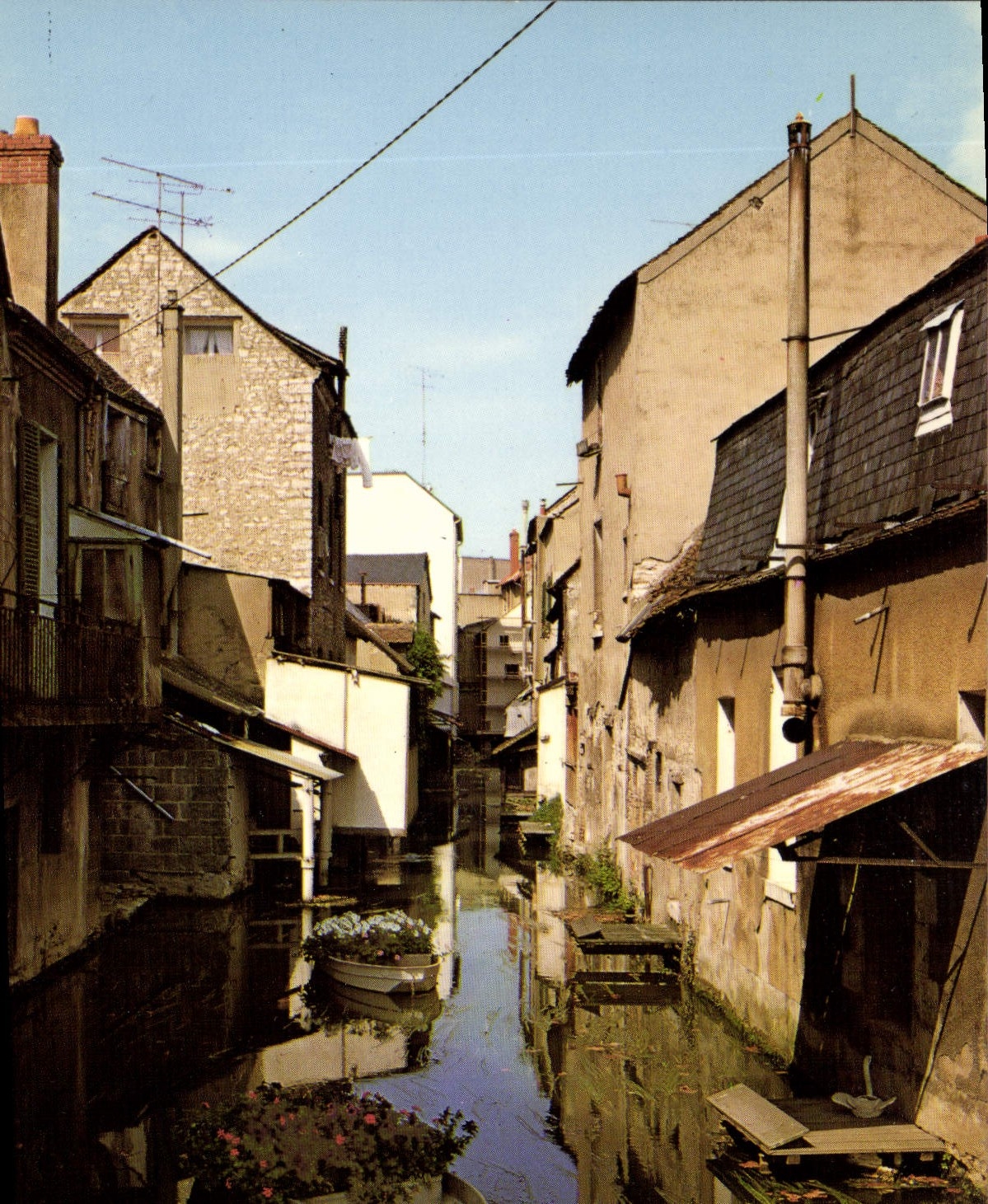Montargis (Loiret) — Rue sur l'eau — SODALFA, Louvres