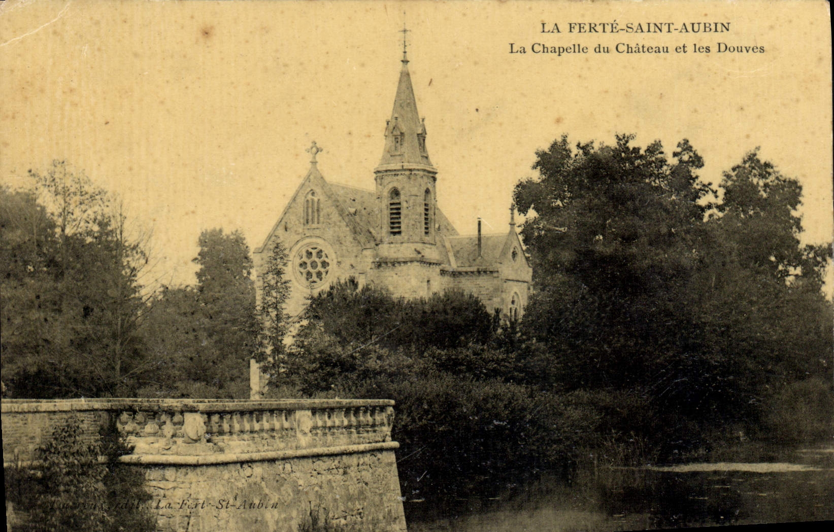 CPA Le Ferte Saint Aubin La Chapelle Du Chateau Et Les Douves