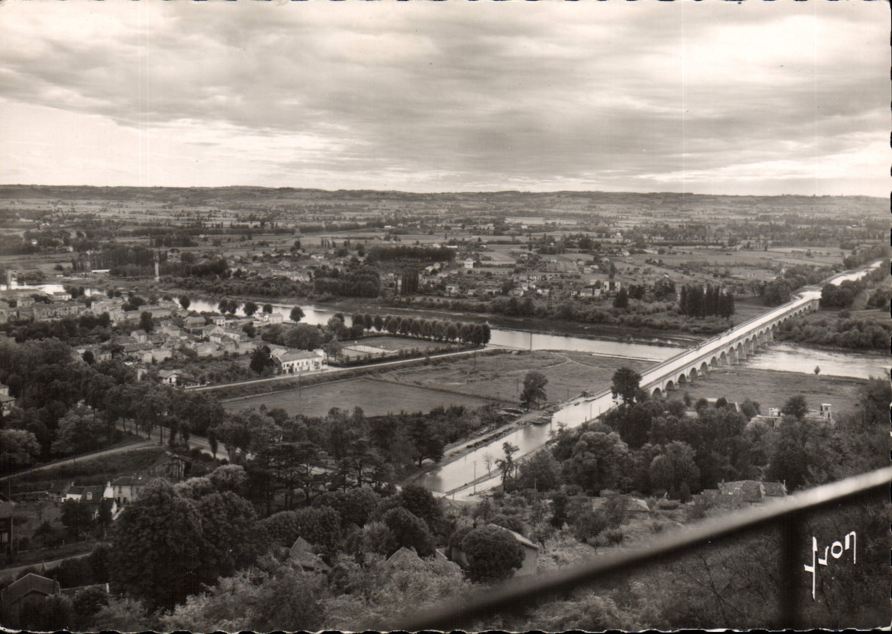 Agen (L.-et-G.) — Vue des coteaux la Garonne et le Pont-Canal — Éditions d'Art Martel, Paris
