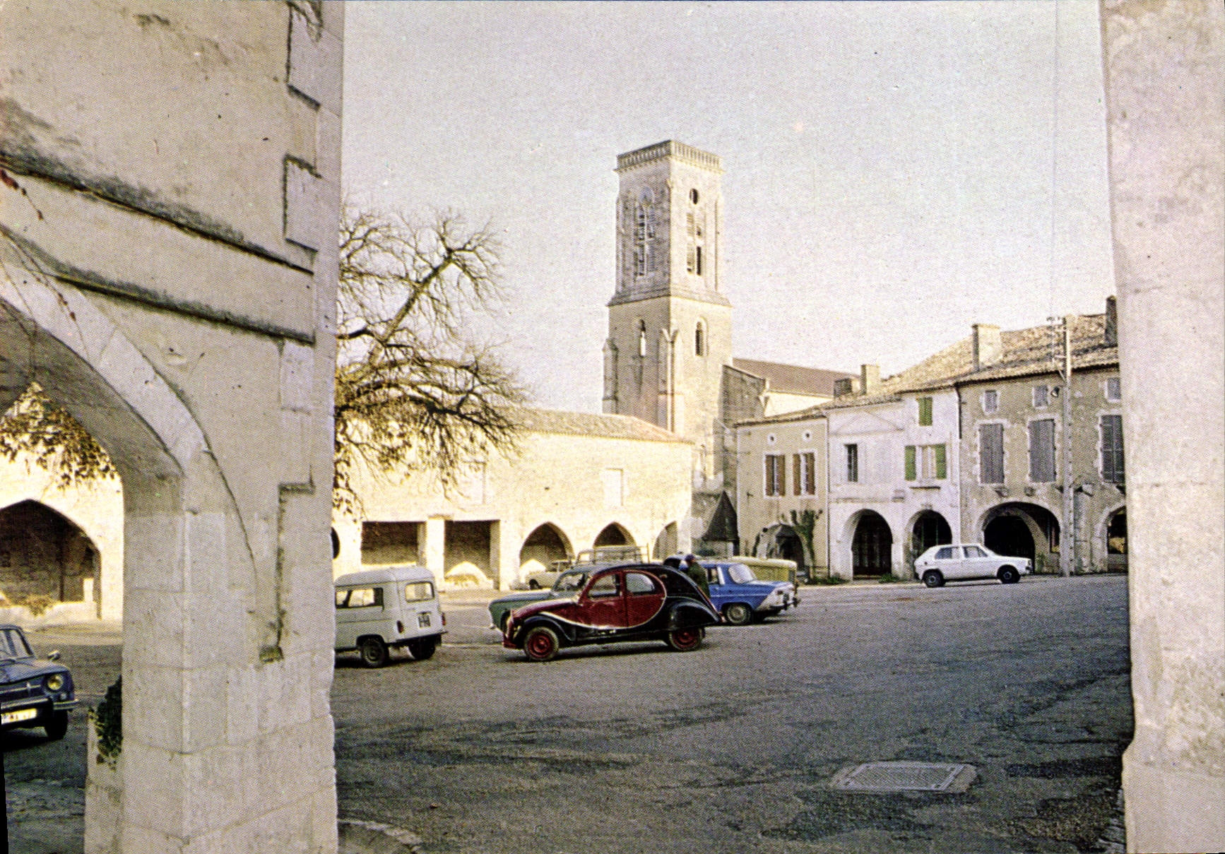 Place des Arcades à Castillonnes — vue depuis un portail — Studio Rom