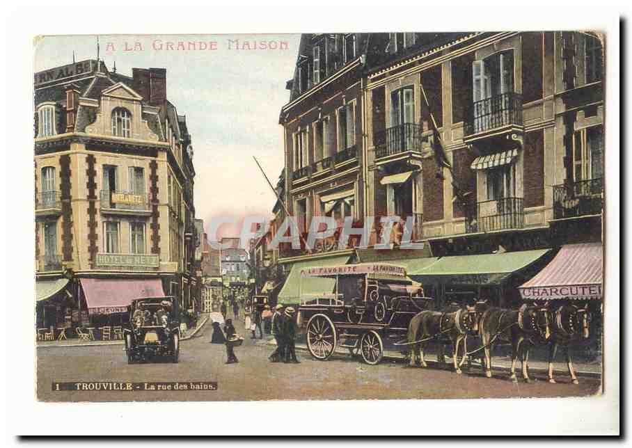 Trouville CPA La rue des bains