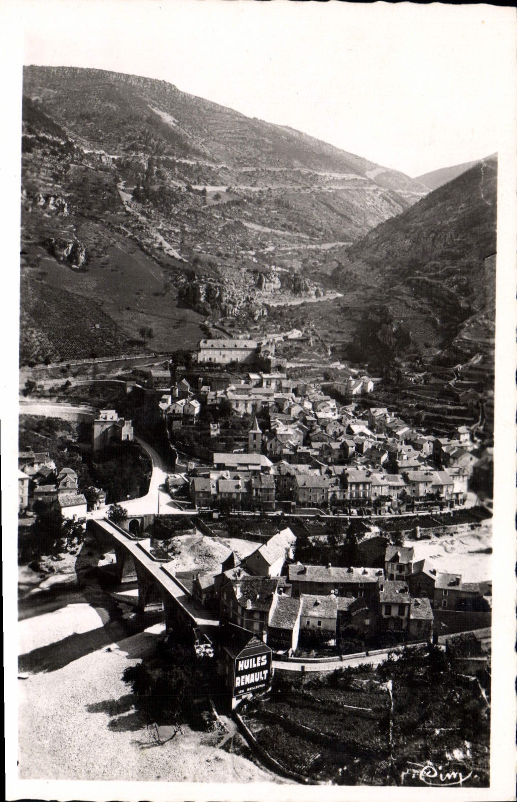 Gorges du Tarn — Vue panoramique de STE-ENIMIE et lacets de la route de Mende — Éditeur : Photo Magon