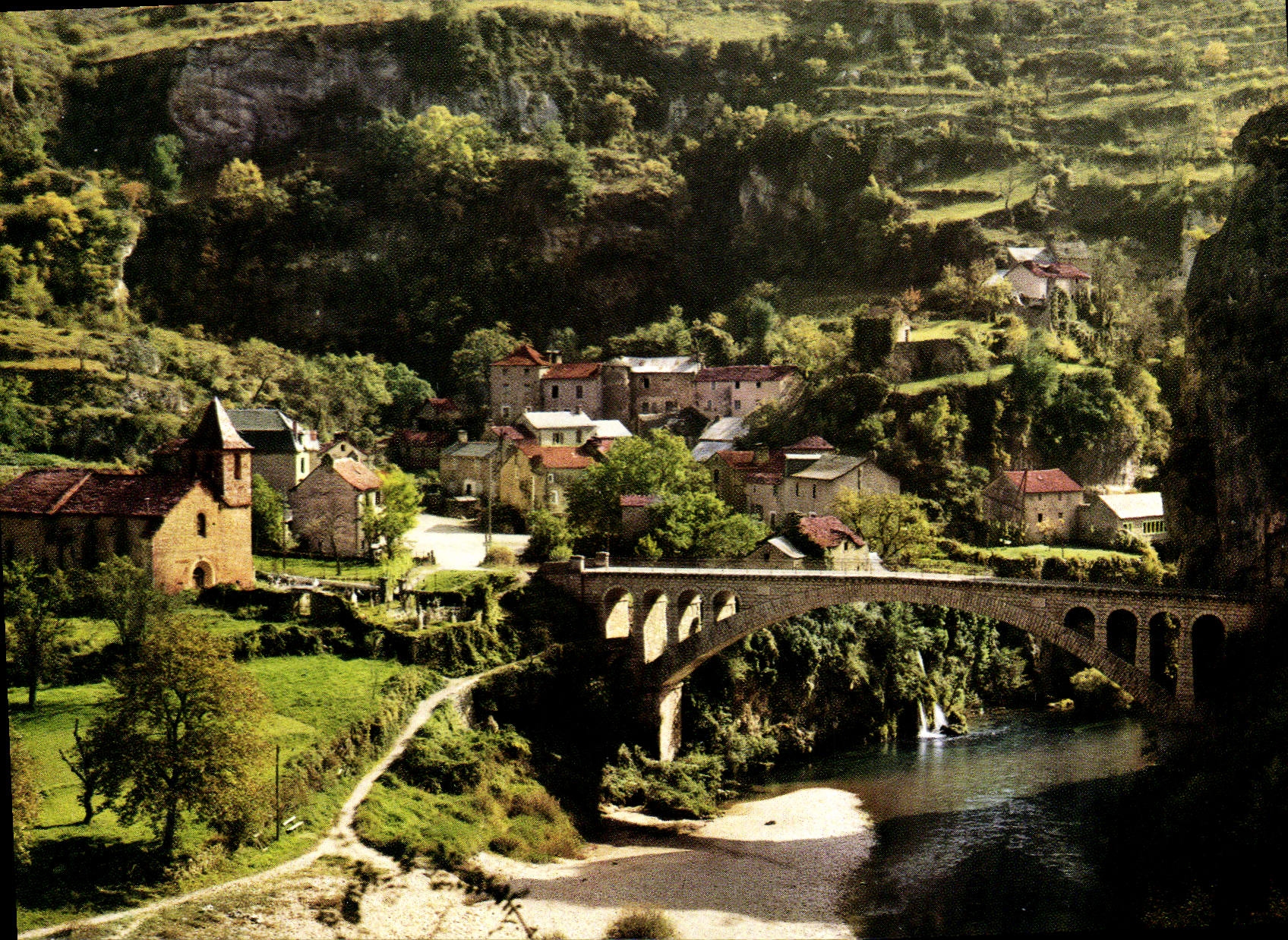 Saint-Chély-du-Tarn — site pittoresque avec son église romane — Société des cartes Postales A.P.A.-POUX, n°566