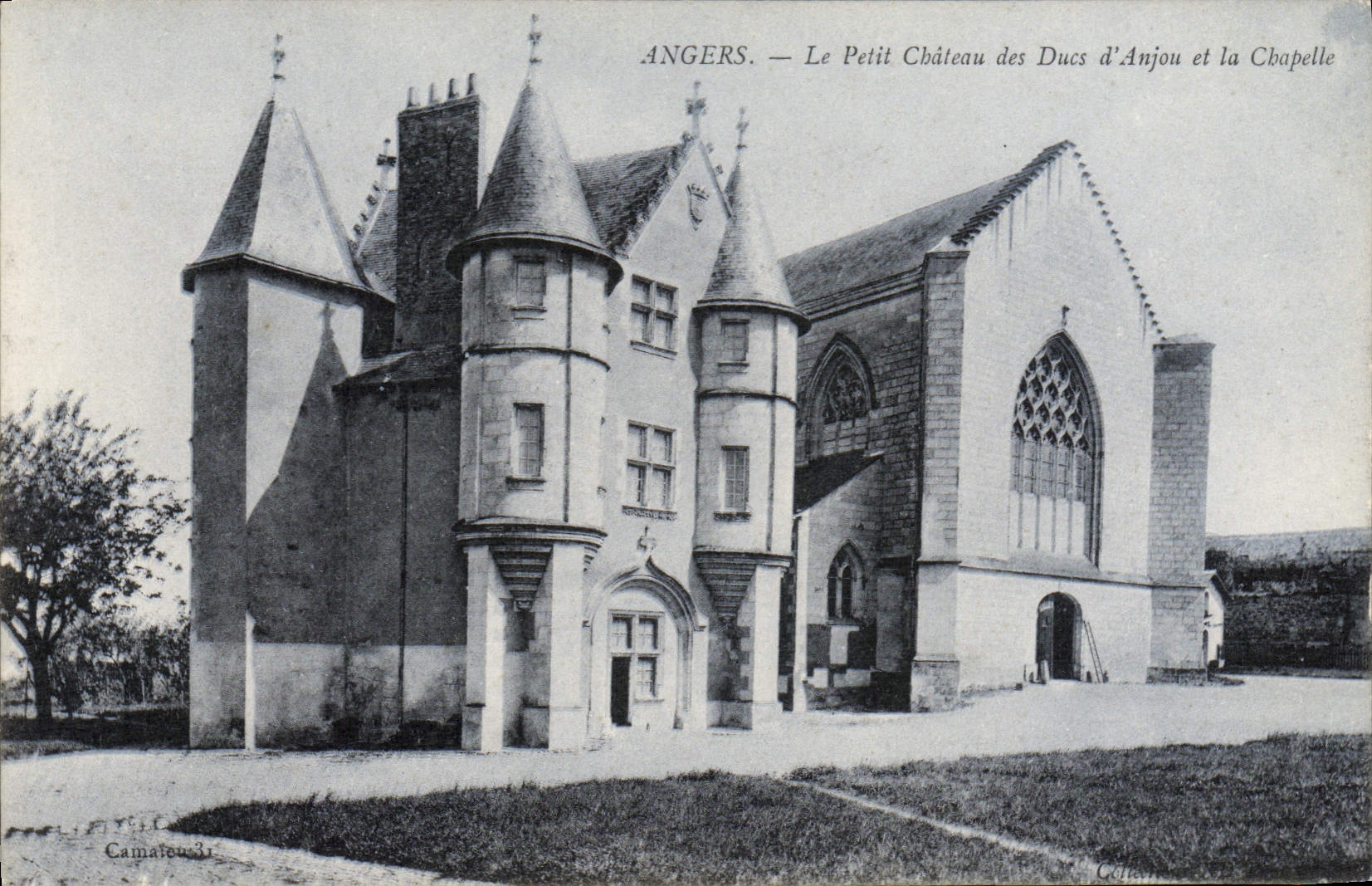 CPA Angers Le Petit Chateau Des Ducs D'Anjou Et La Chapelle