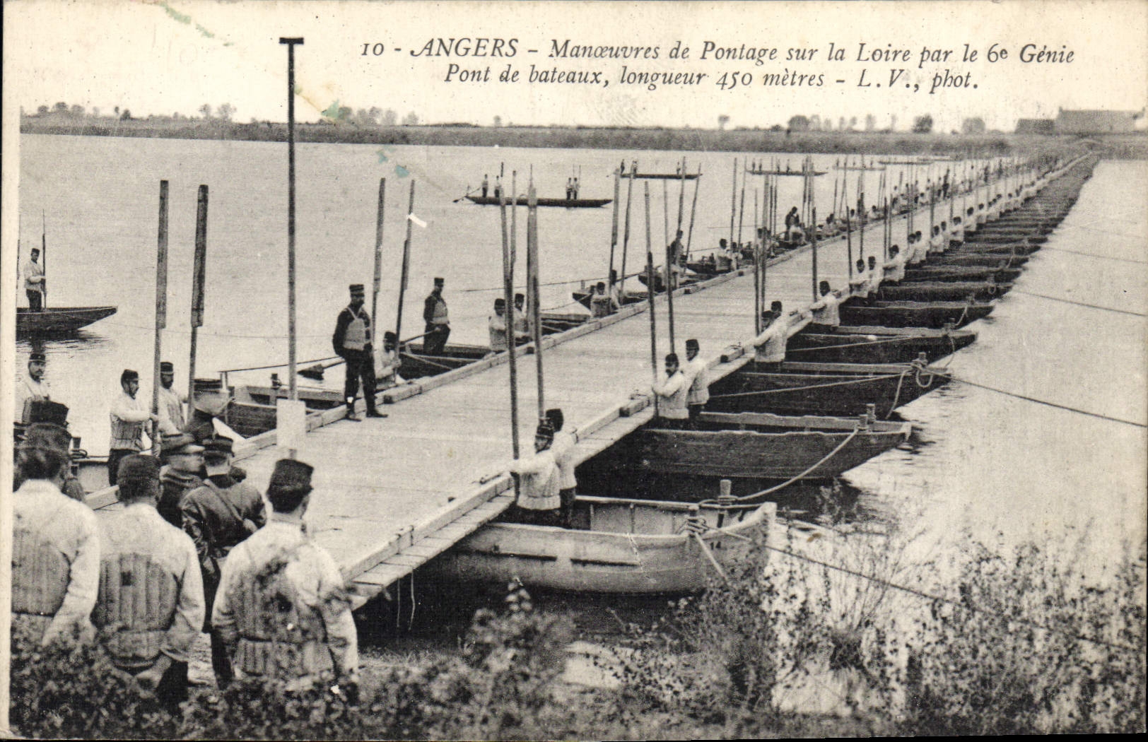 Angers — Manœuvres de pontage sur la Loire par le 6e Génie — L.V., phot.