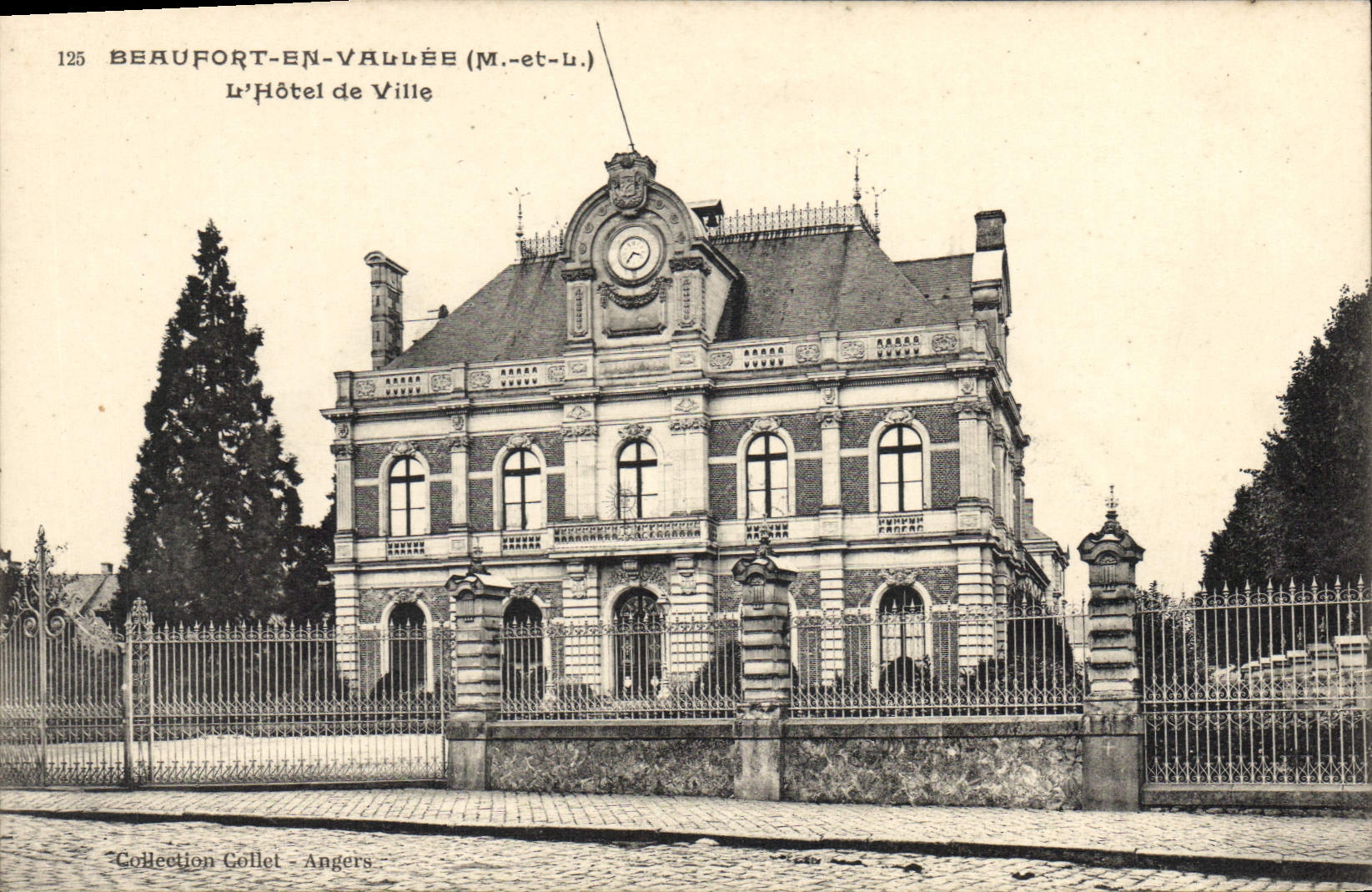 CPA Beaufort En Vallee L'Hotel De Ville