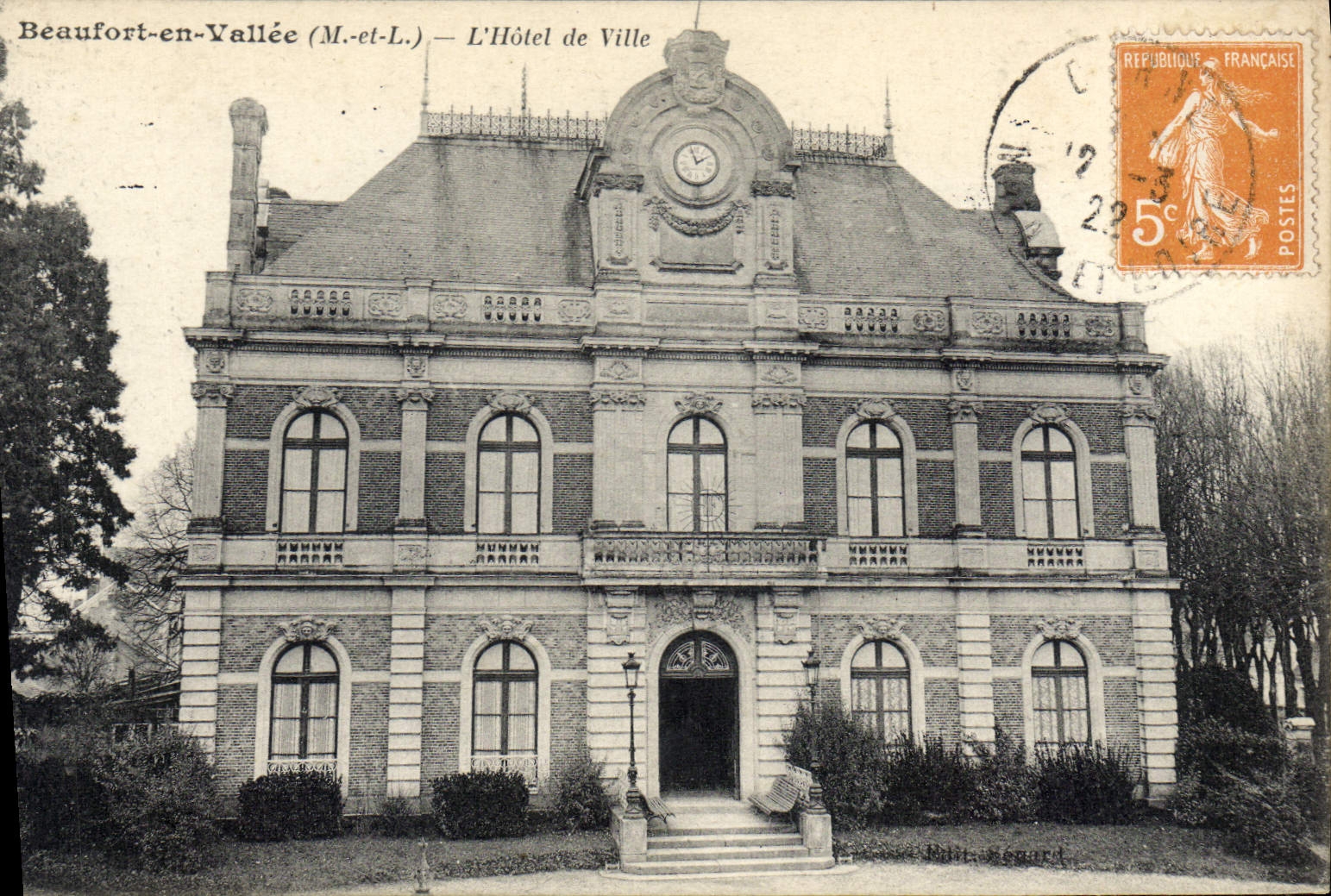 CPA Beaufort En Vallee L'Hotel De Ville