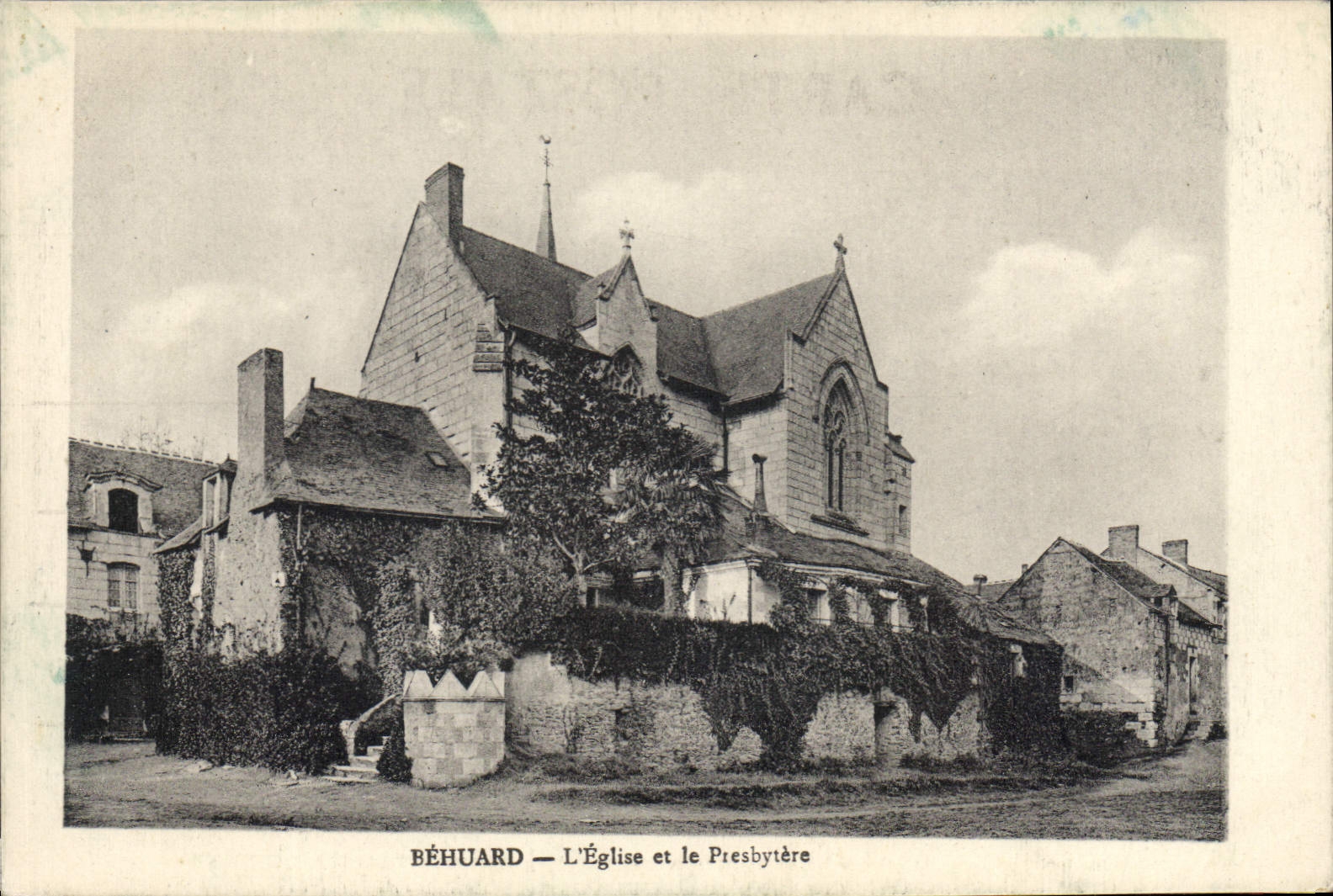 CPA Behuard L'Eglise Et Le Presbytere