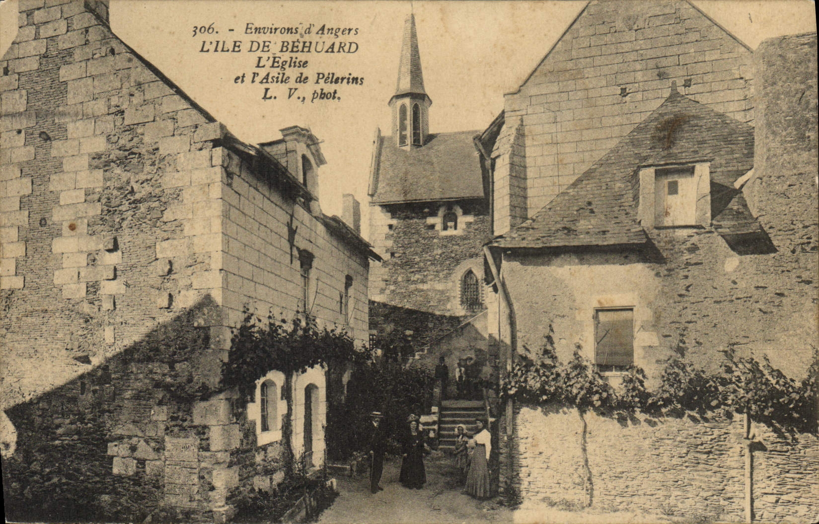 CPA L'Ile De Behuard L'Eglise Et I'Asile De Pelerins