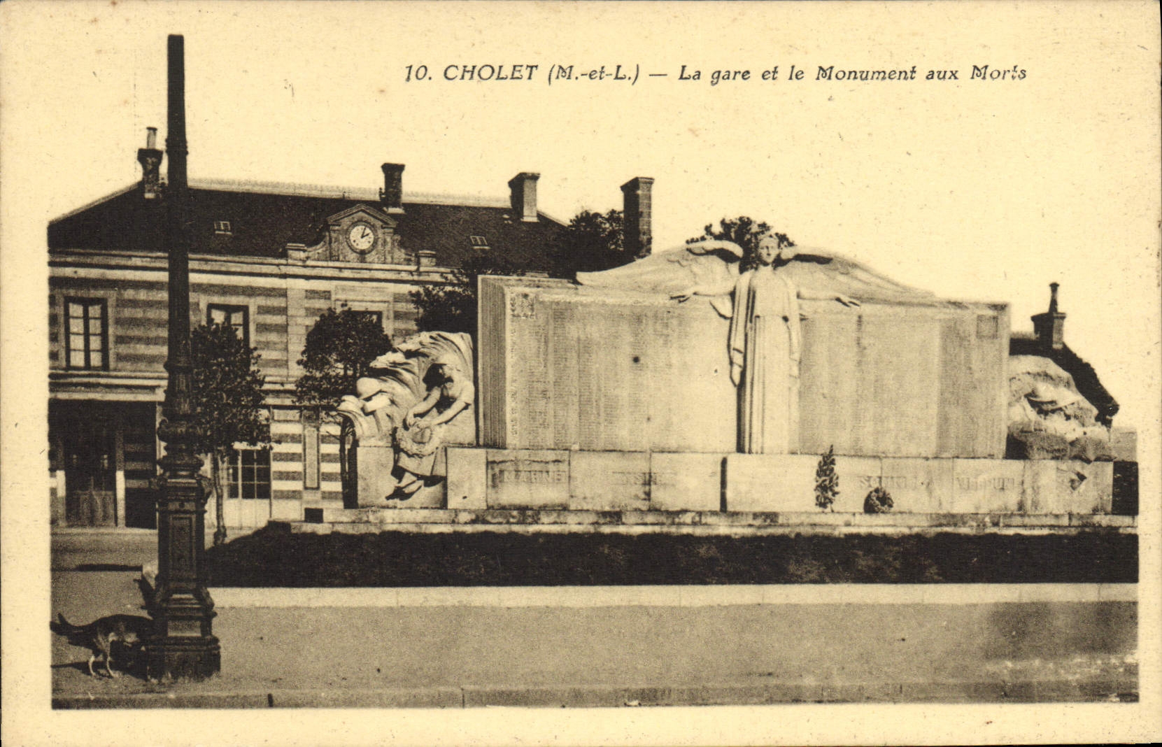 CPA Cholet La Gare Et La Monument Aux Morts