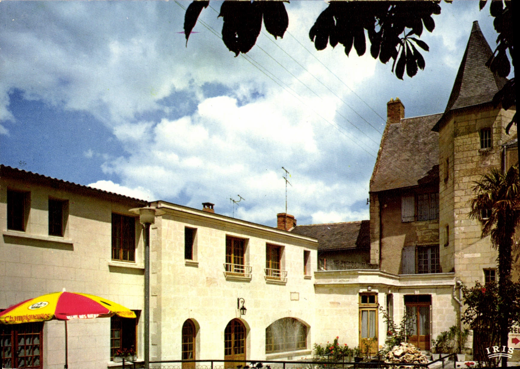 CPSM Montreuil Bellay La Cour Interieure Splendid hôtel