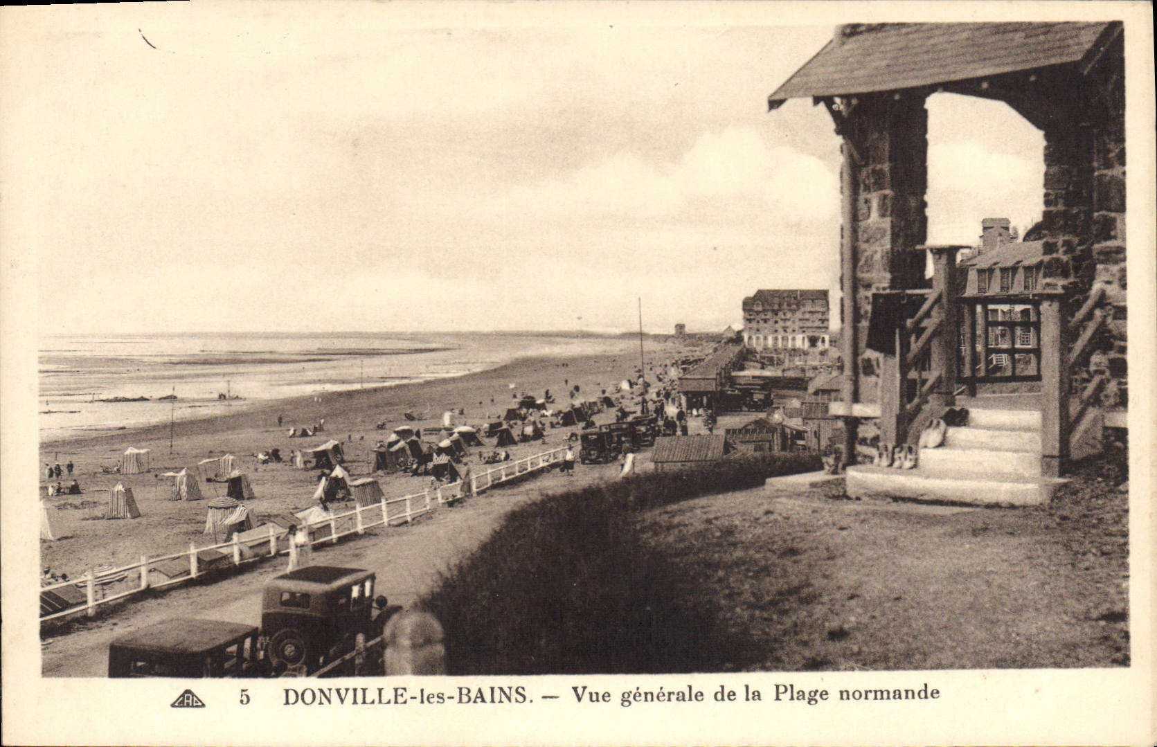 DONVILLE-les-BAINS — Vue générale de la Plage normande — Édition A. Jacquin