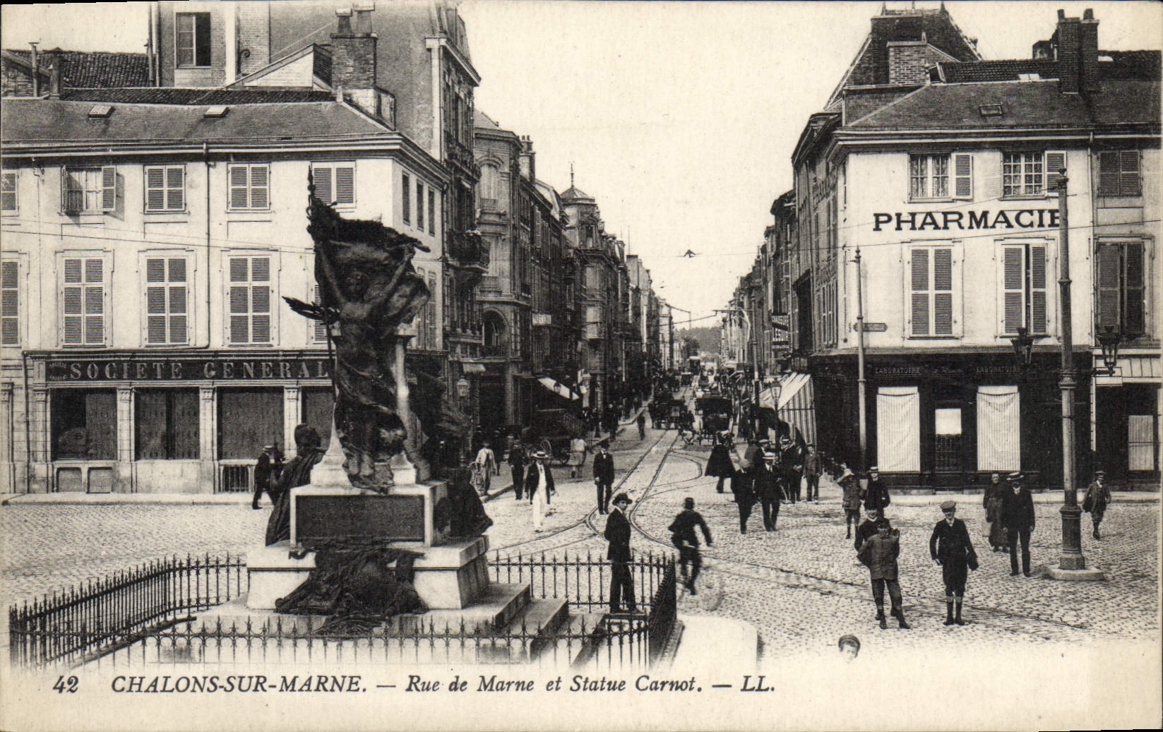 CPA Camp De Chalons Rue De Marne Et Statue Carnot société générale pharmacie