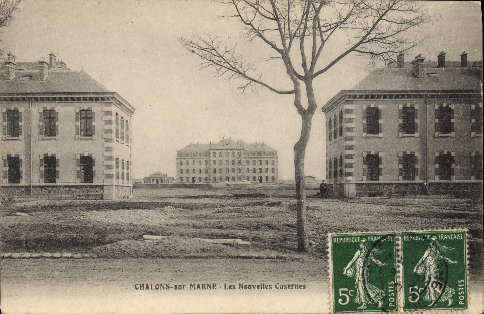 CPA Chalons Sur Marne Les Nouvelles Casernes