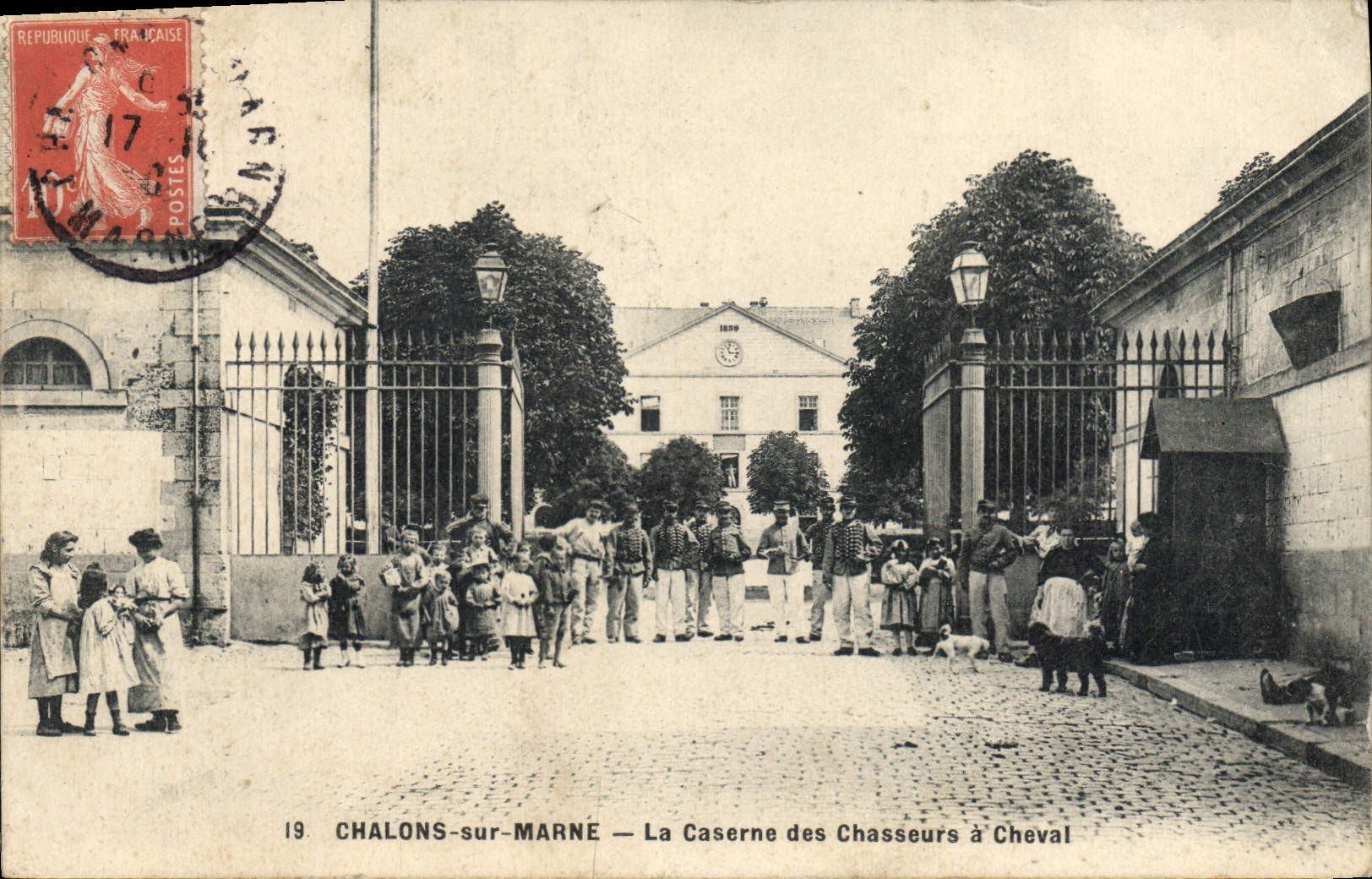 CPA Chalons Sur Marne La Caserne Des Chasseurs A Cheval