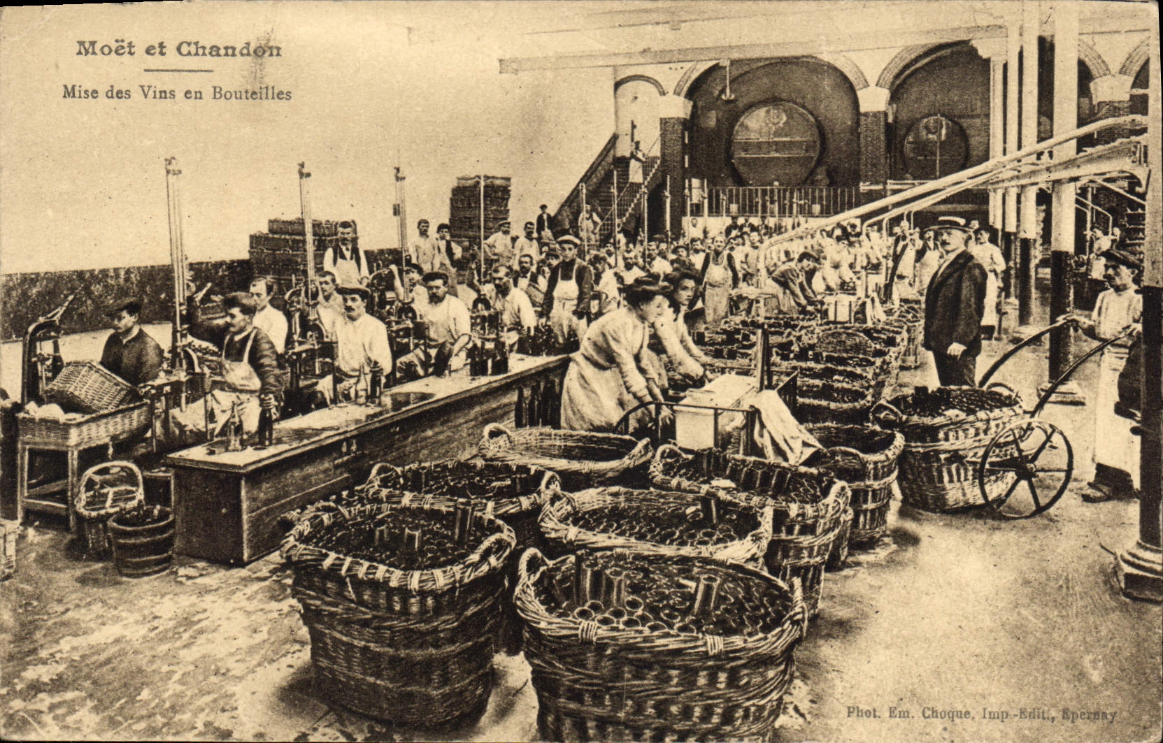 Moët et Chandon — Mise des Vins en Bouteilles — Phot. Em. Choque, Imp. Edit. Epéry