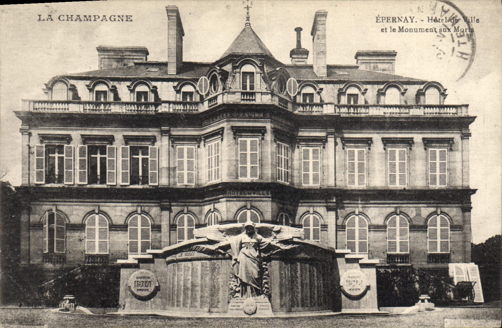 Épernay - Hôtel de Ville et le Monument aux Morts