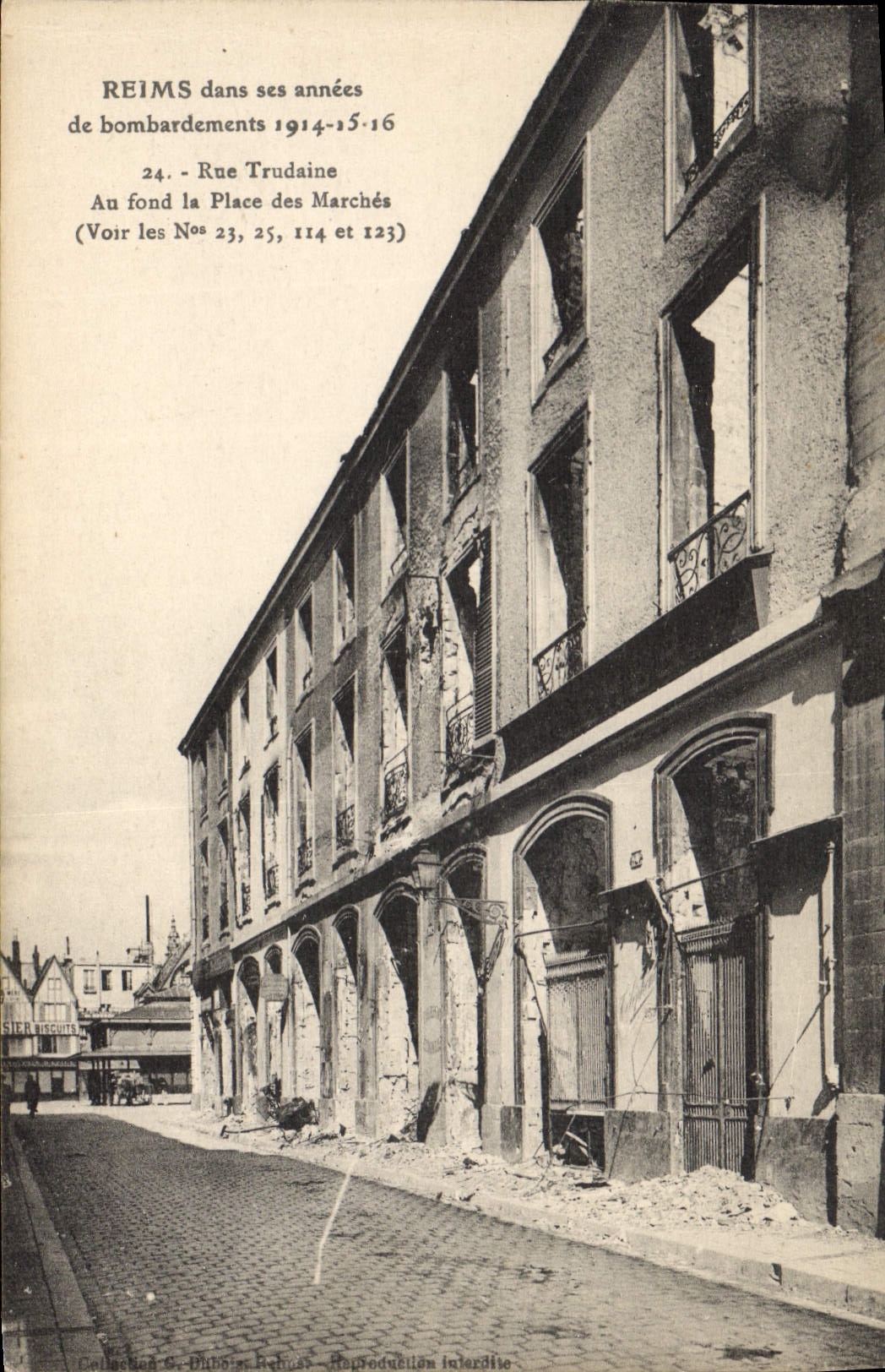 Reims dans ses années de bombardements 1914-15-16 — Rue Trudaine, vue avec la Place des Marchés en arrière-plan — Collection G. Dubois-Réhavas