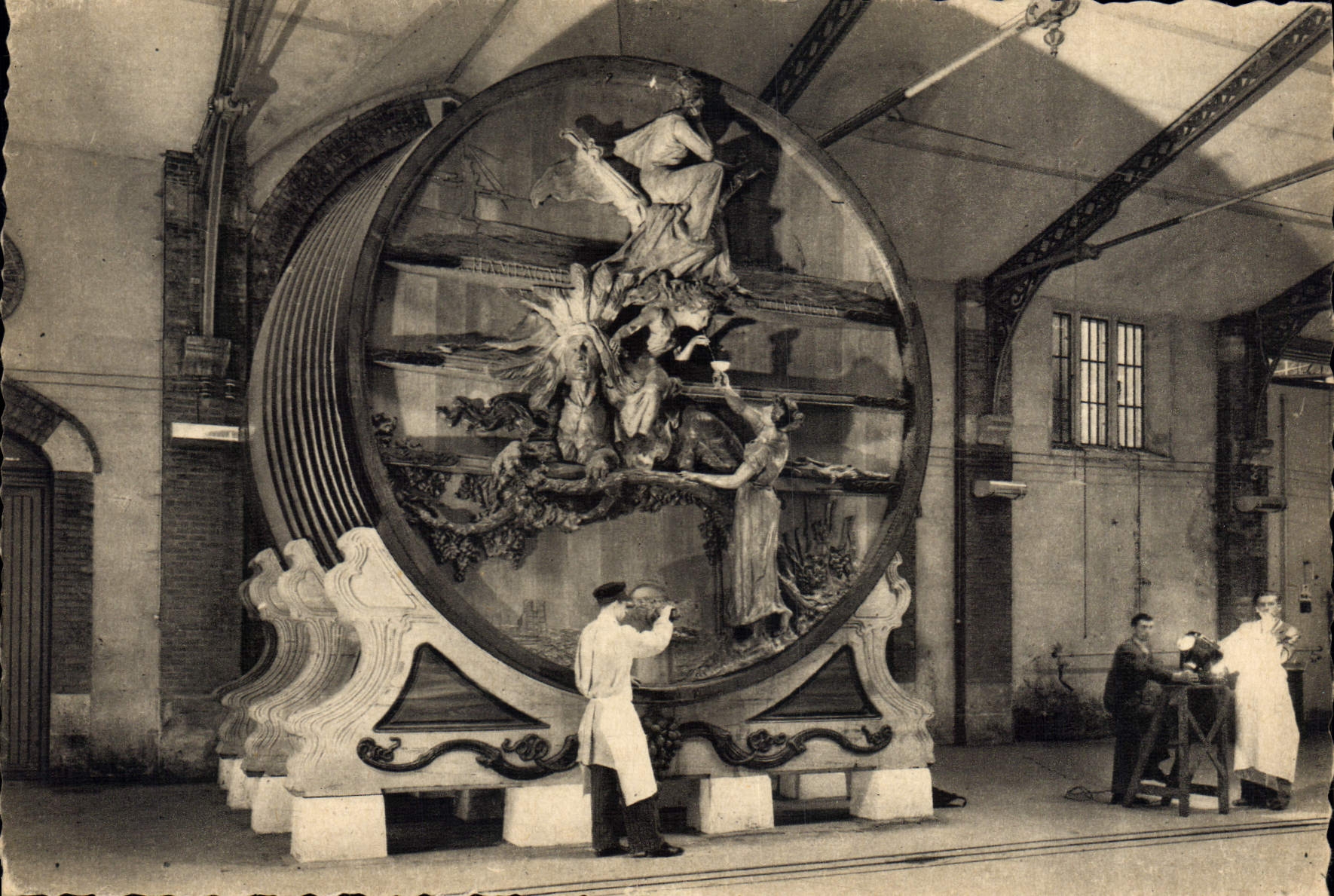 Le grand foudre de 750 hectolitres — sculpté par Galle — Champagne Pommery & Greno - Reims