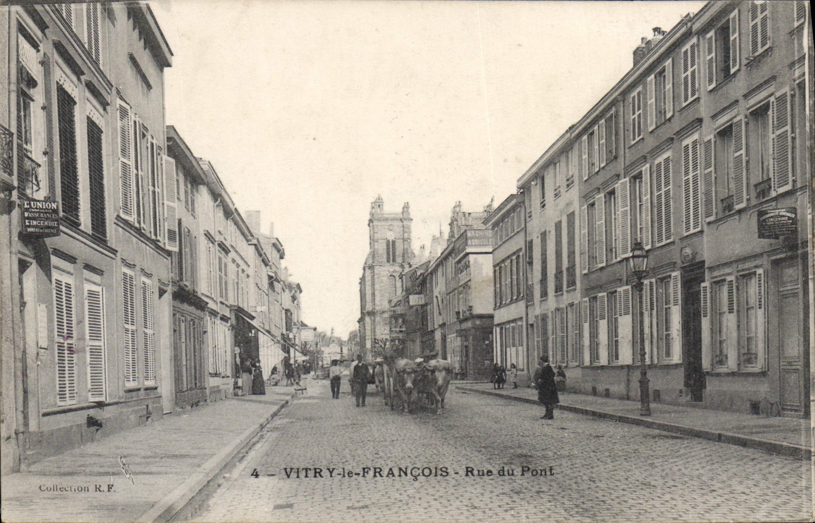 VITRY-le-FRANÇOIS - Rue du Pont — vue de la rue avec église au fond — éditeur R.F. n°4