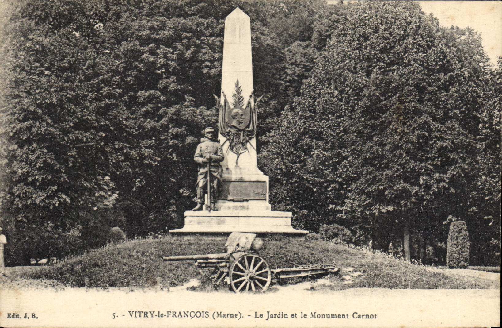 CPA Vitry Le Francois Le Jardin Et Le Monument Carnot