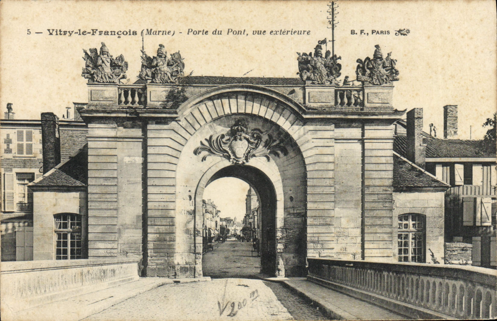 Vitry-le-François (Marne) - Porte du Pont, vue extérieure — B. F., Paris, n°5