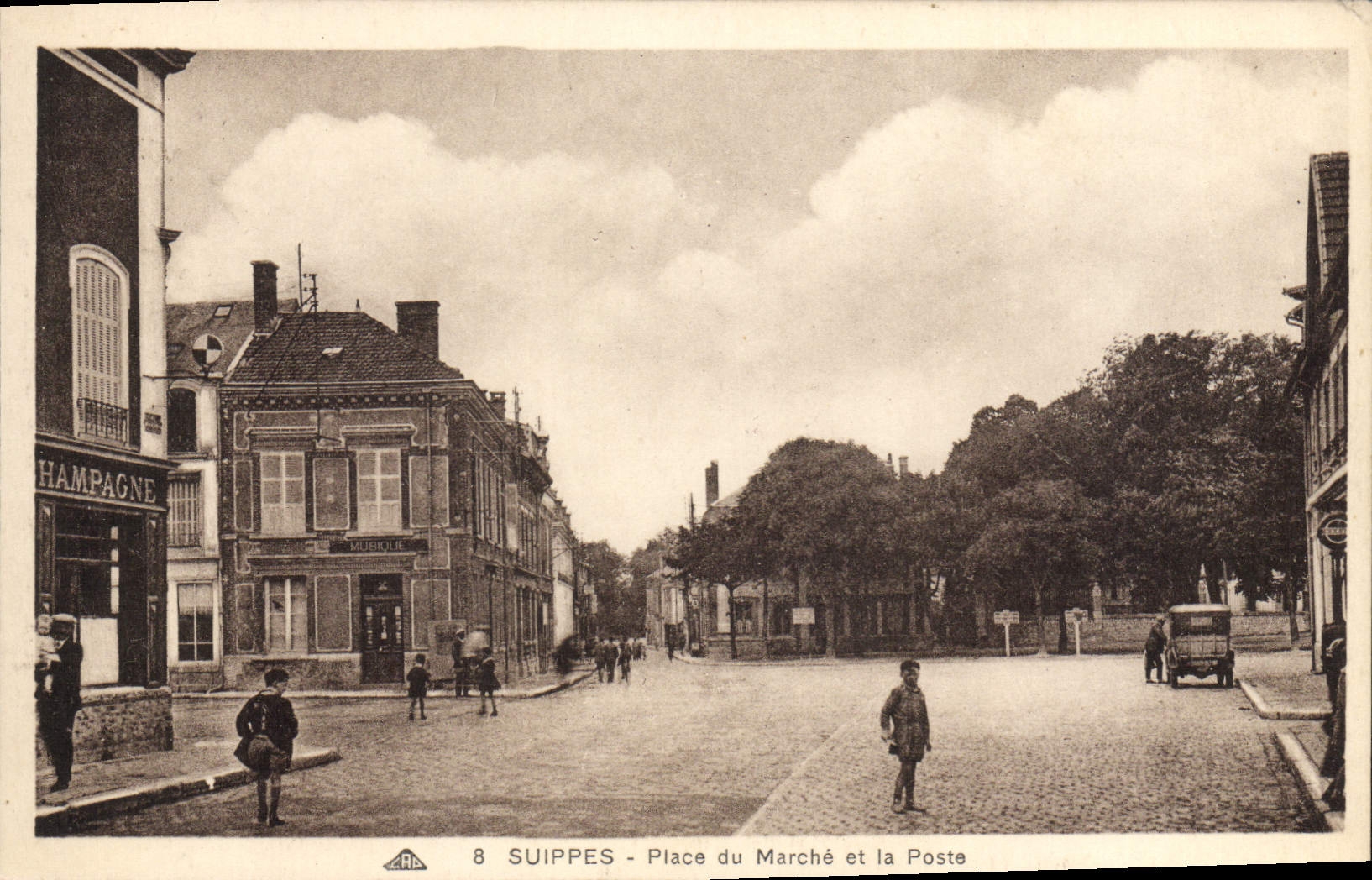 Suippes - Place du Marché et la Poste — Éditeur C.P.A. n°8