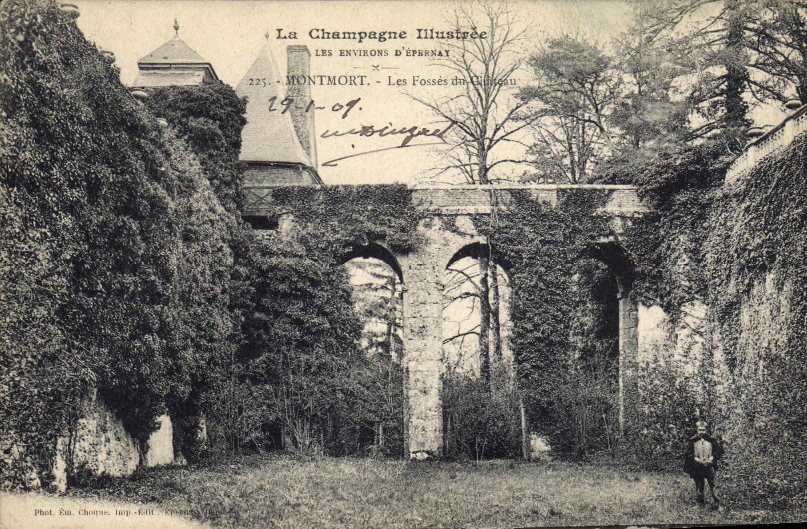 CPA Montmort Les Fosses du château
